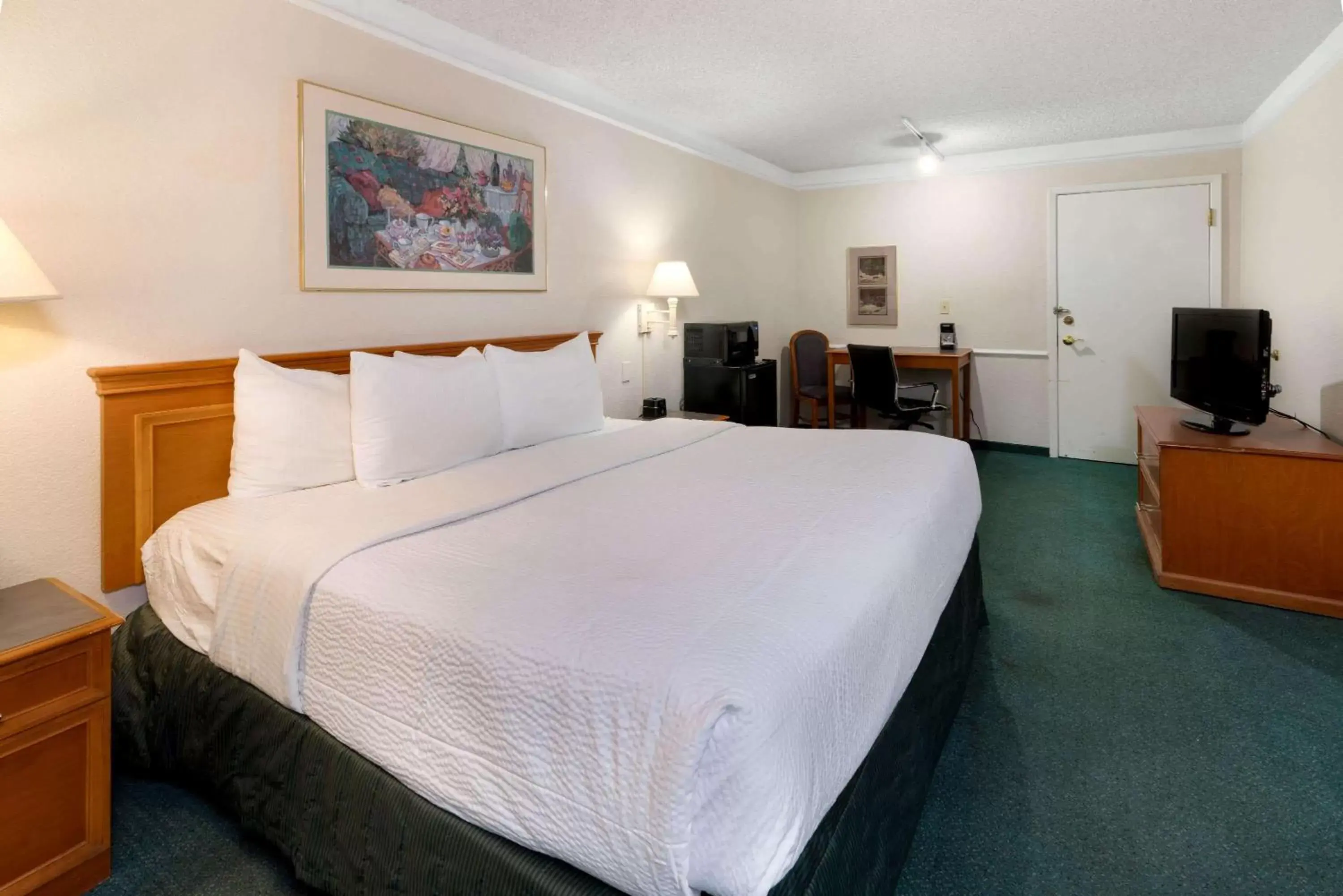 Photo of the whole room, Bed in La Quinta Inn by Wyndham Phoenix Thomas Road