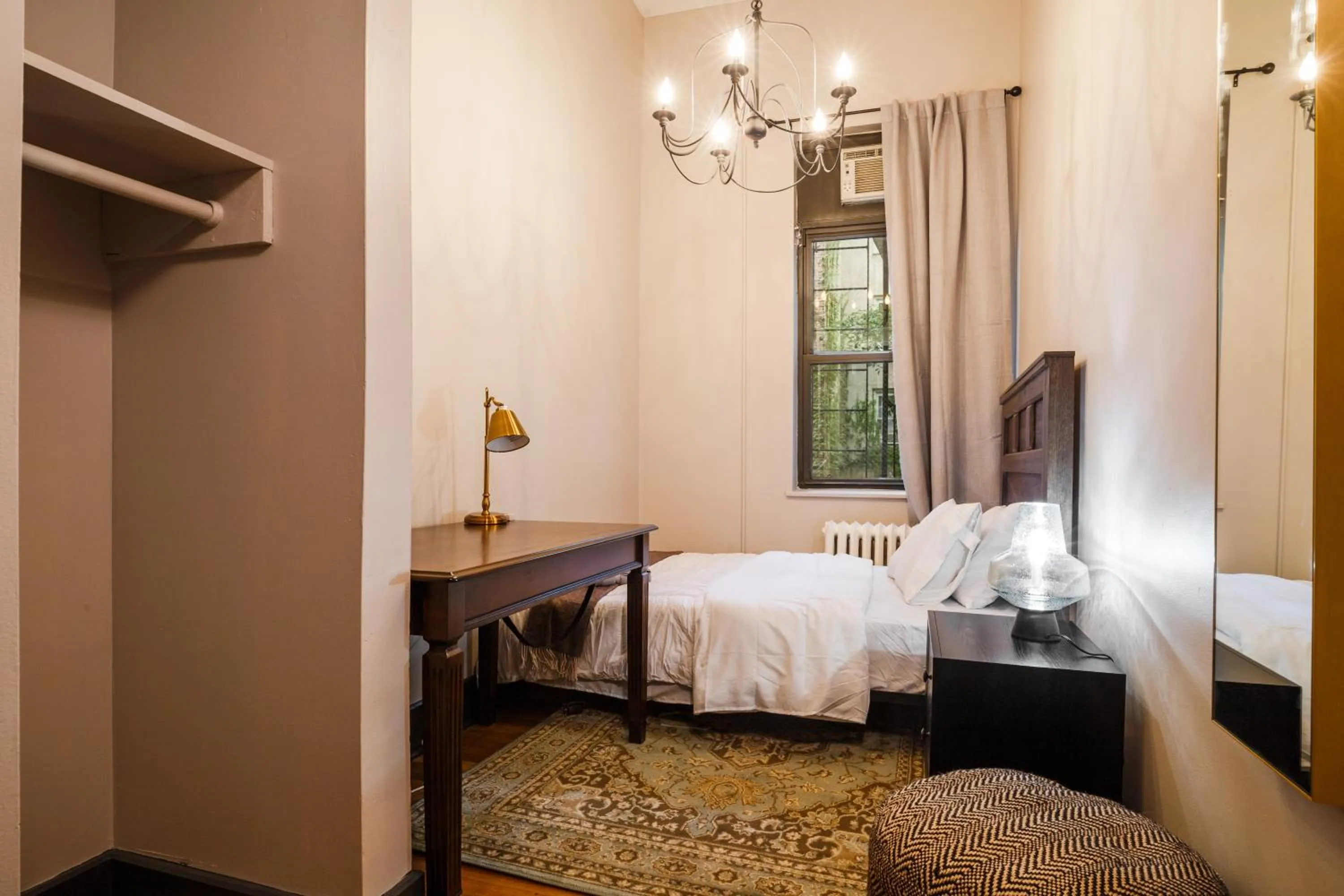 Photo of the whole room, Bed in Lamartine Chelsea