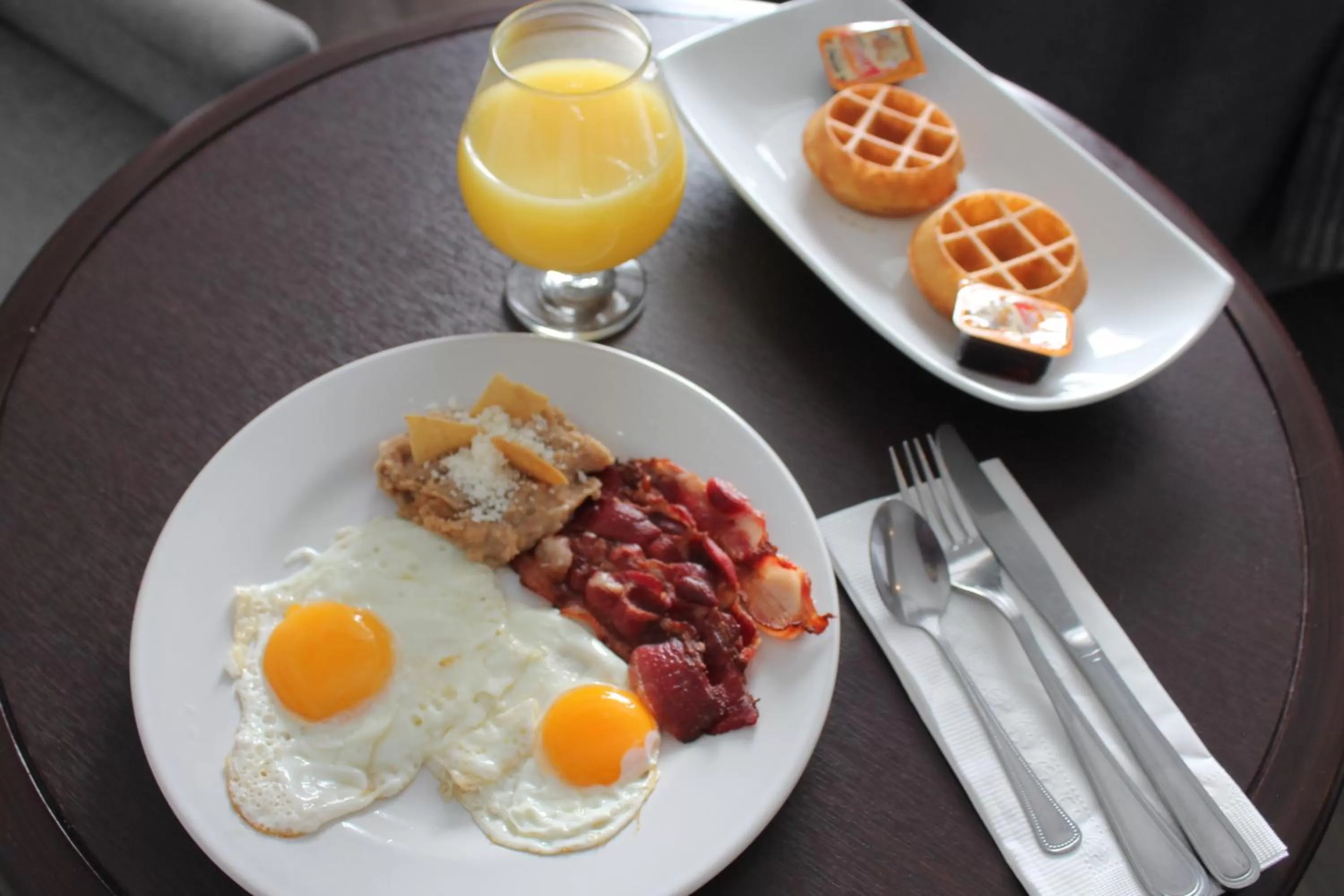 American breakfast in Ejecutivo Express Guadalajara Providencia - Av México