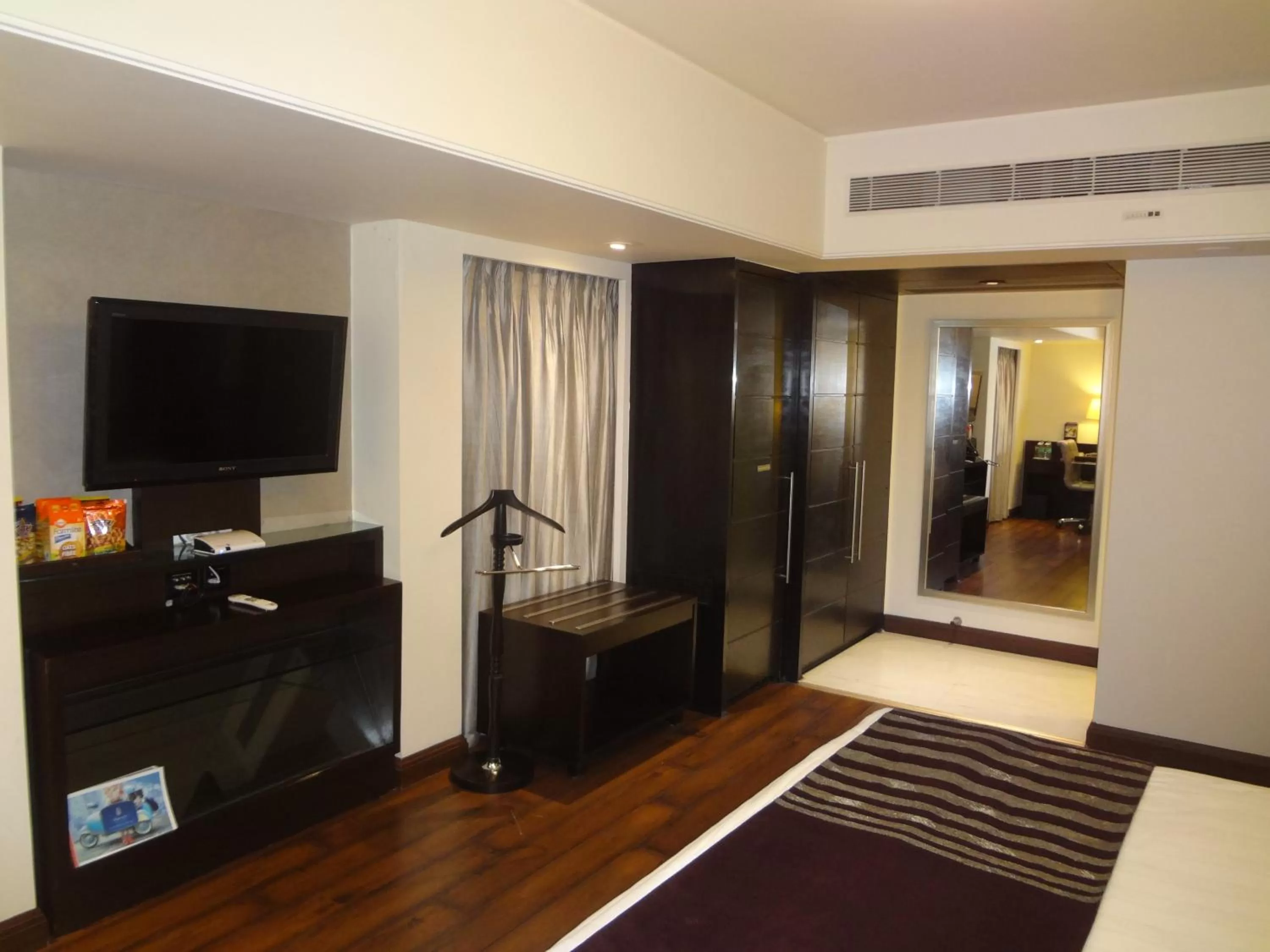 TV and multimedia, Bed in Fortune Park, Ahmedabad - Member ITC Hotels' Group