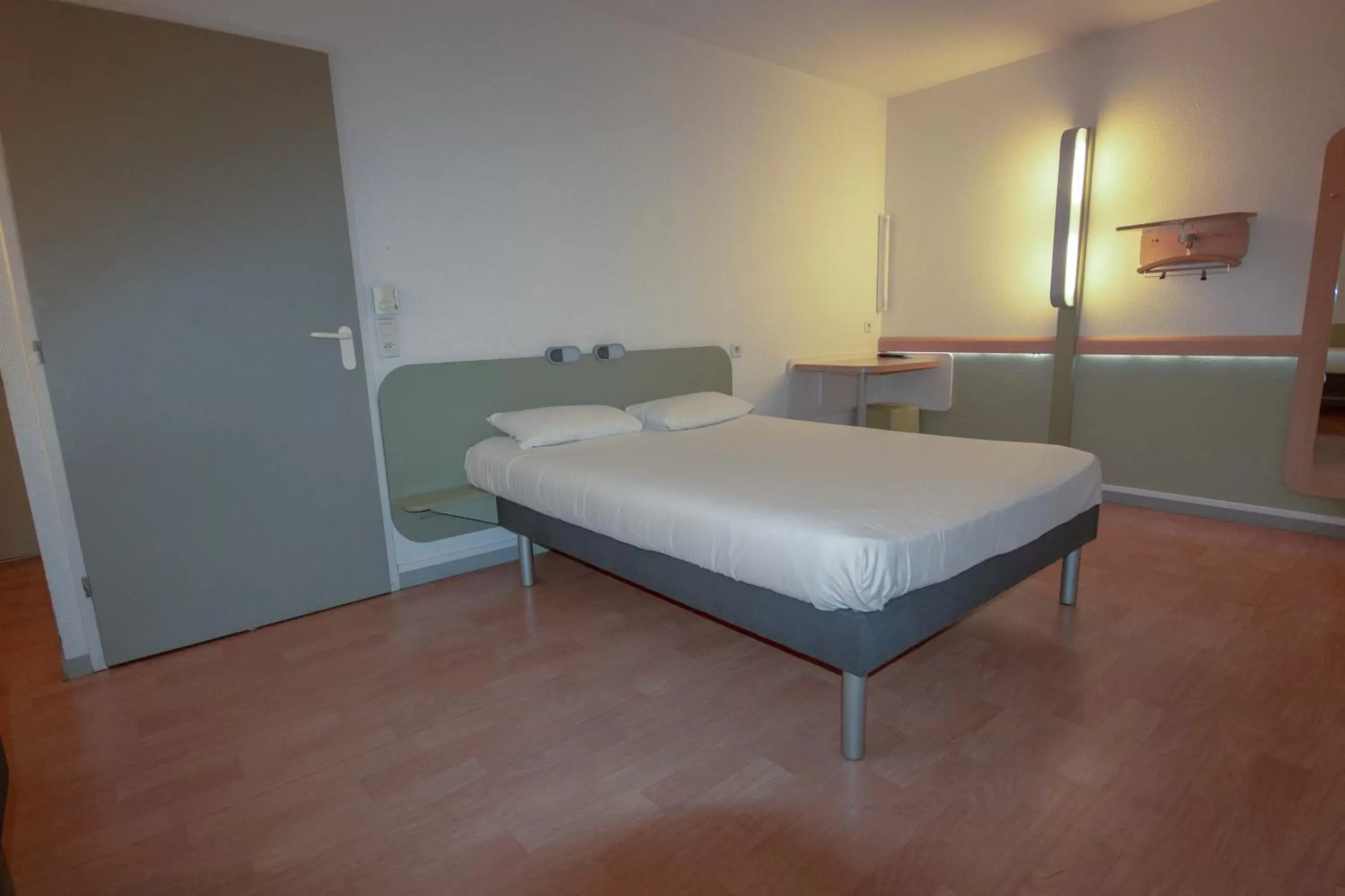 Facility for disabled guests, Bed in ibis budget Bordeaux Sud