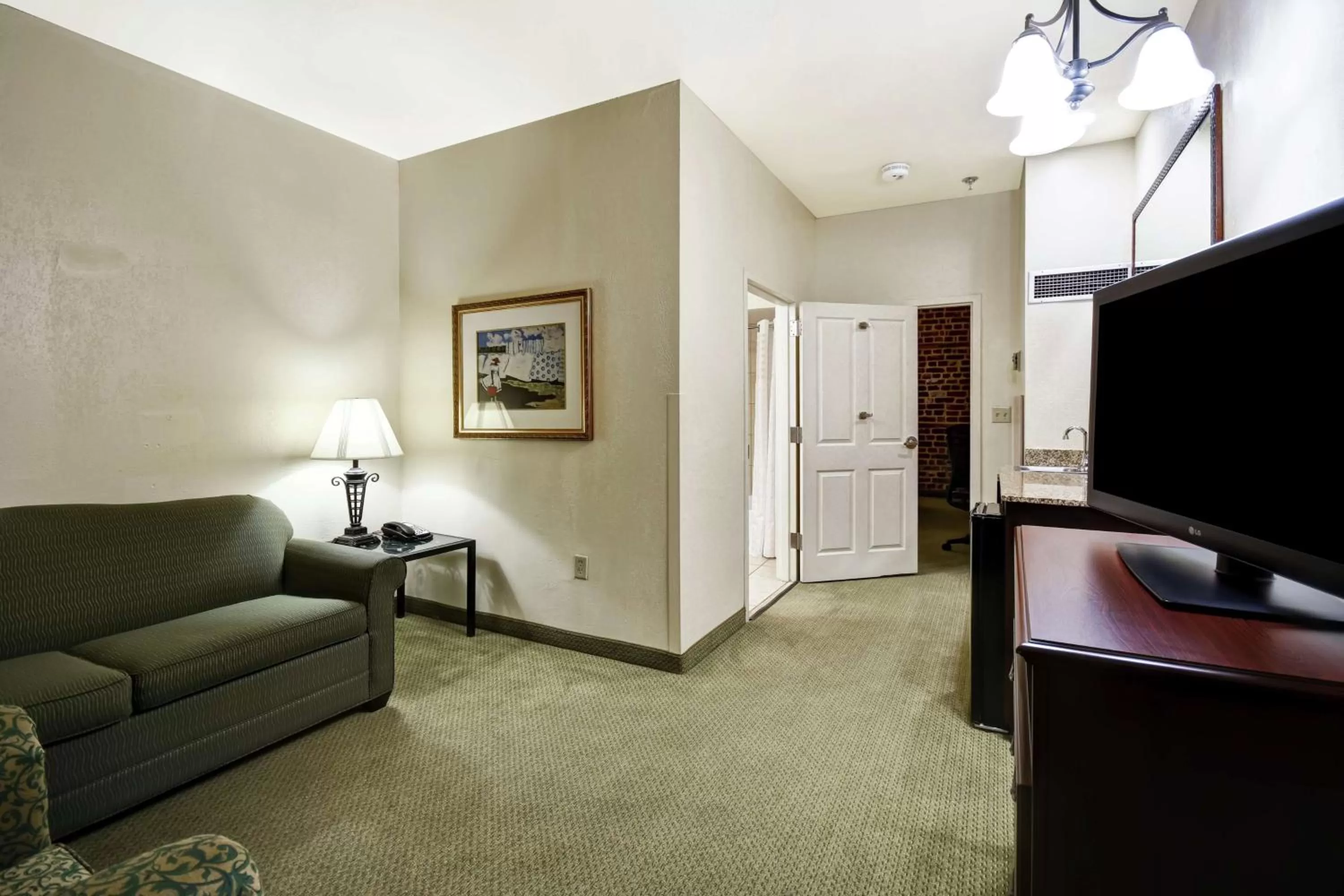 Living room in Embassy Suites Charleston - Historic District