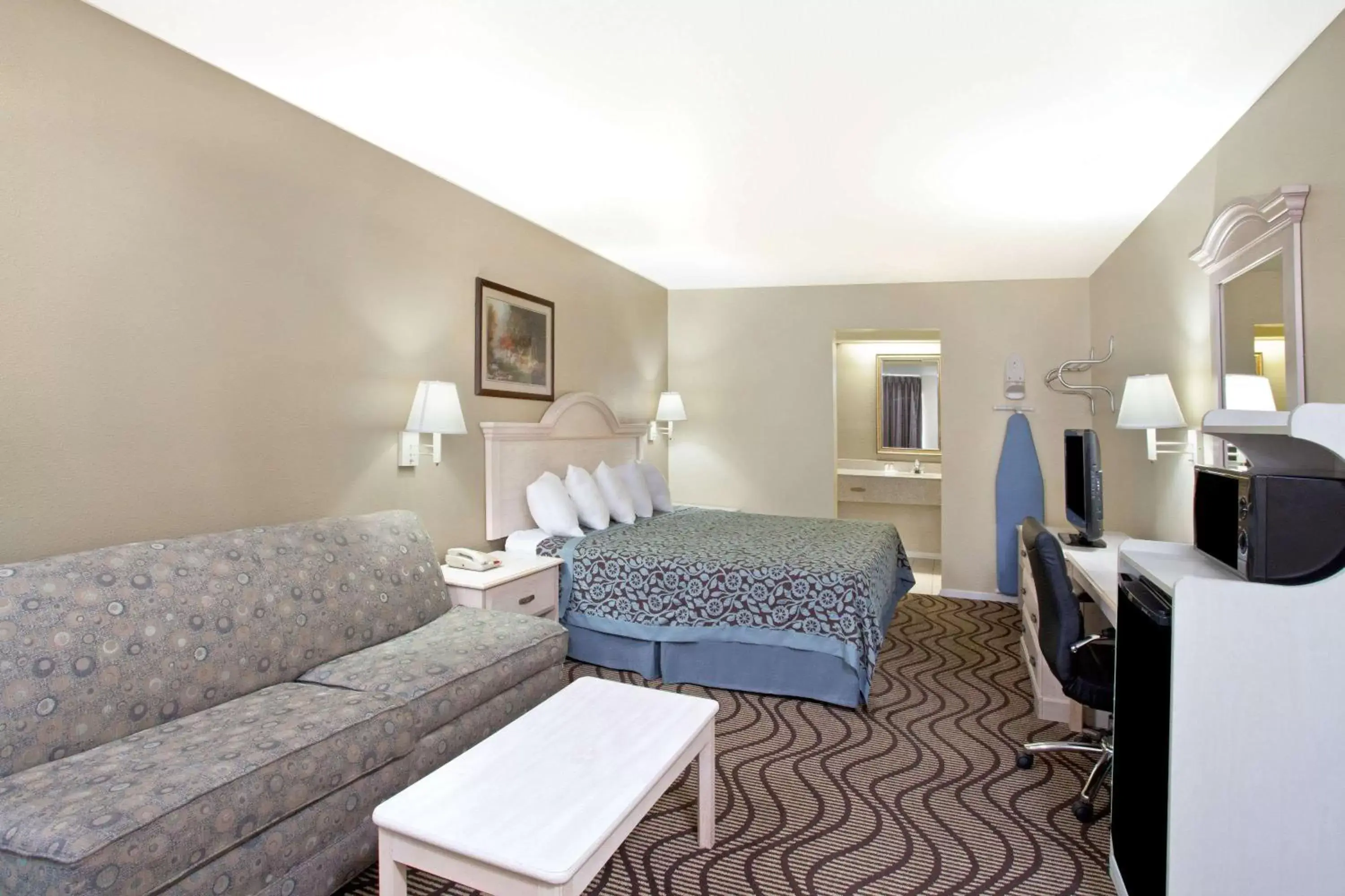 Photo of the whole room, Bed in Days Inn by Wyndham Kerrville