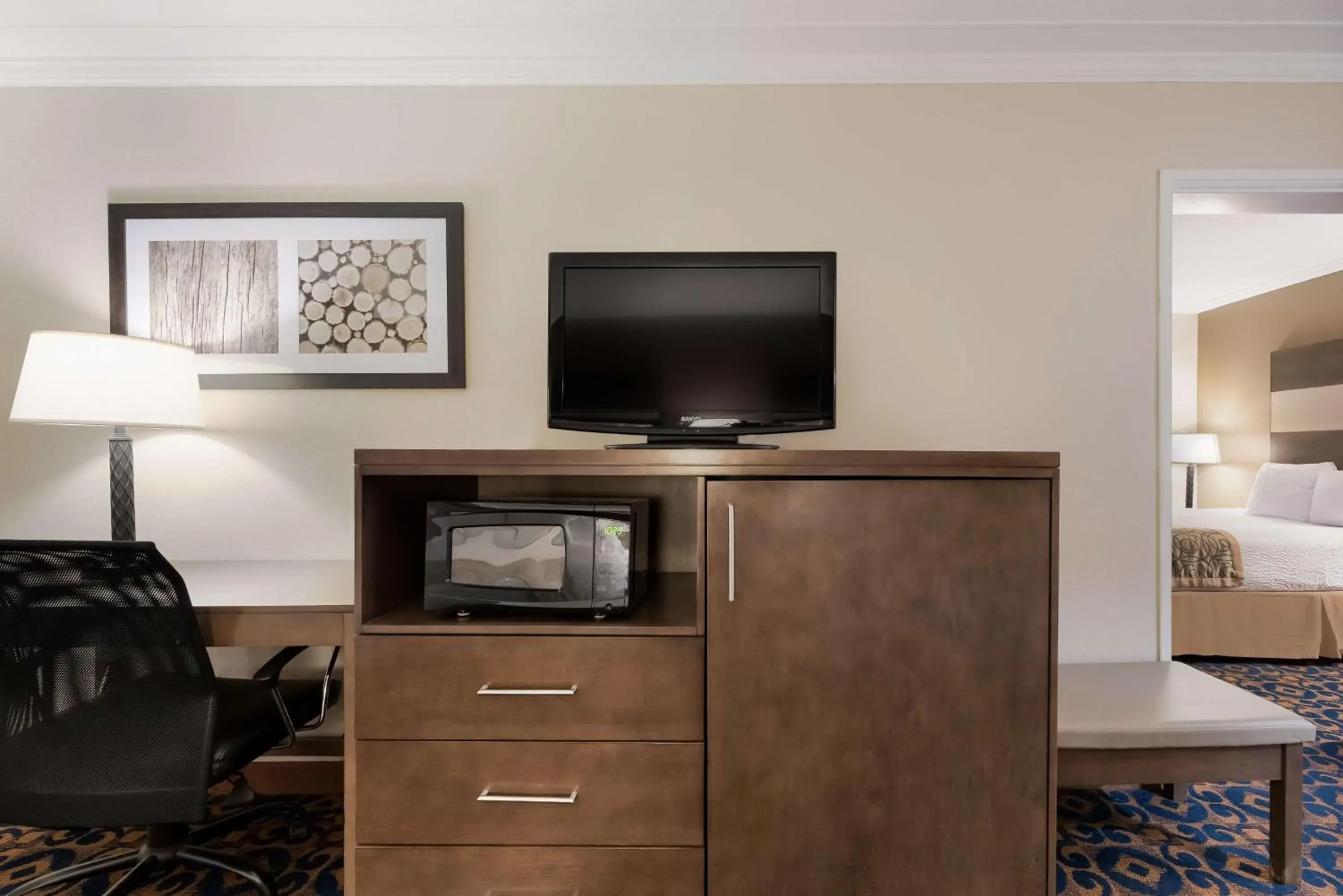 Bedroom, TV/Entertainment Center in Best Western Butch Cassidy Inn