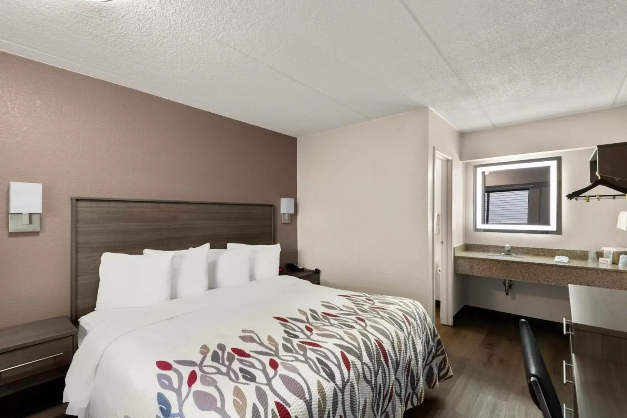 Bedroom, Bed in Red Roof Inn Binghamton - Johnson City