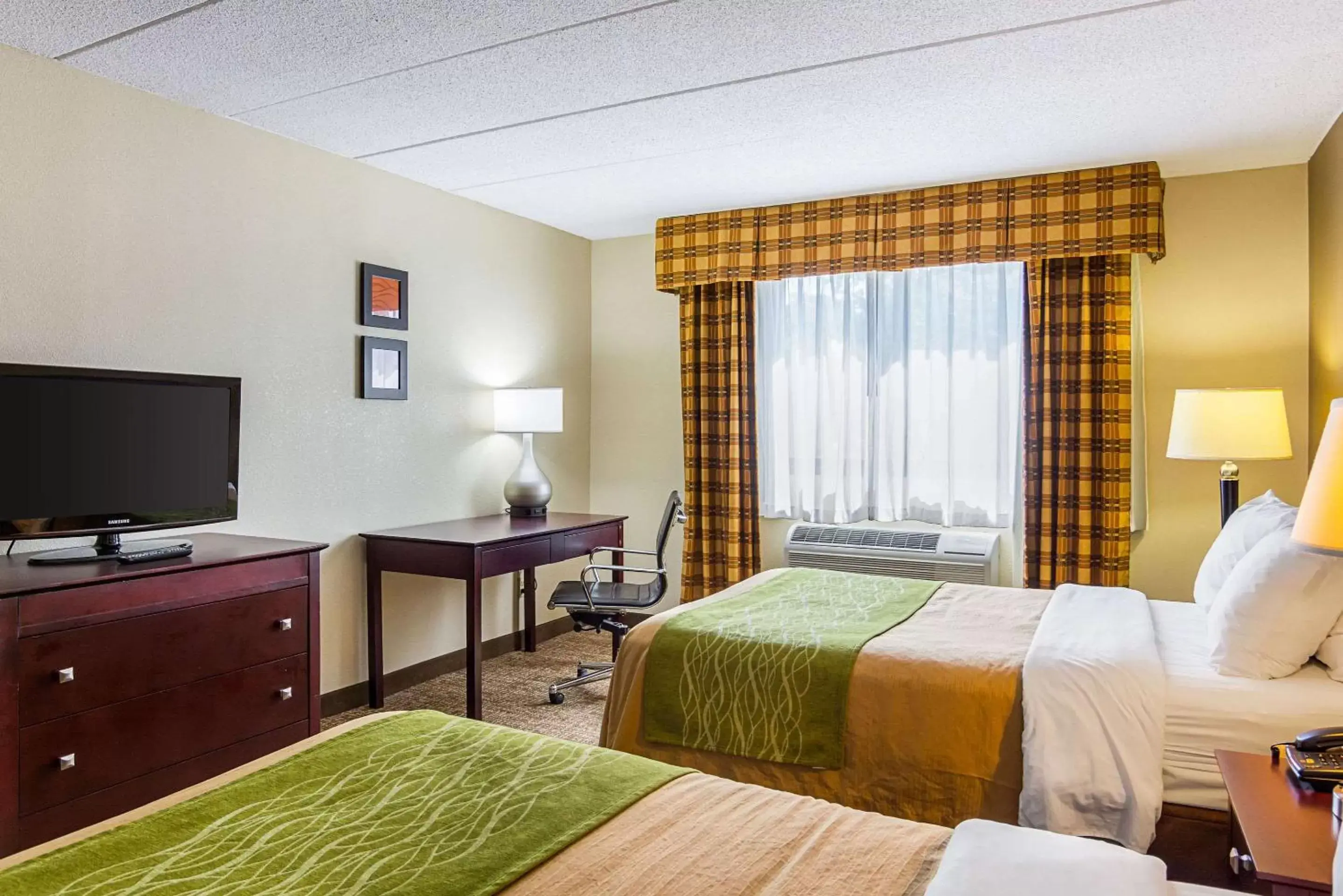Photo of the whole room, Bed in Comfort Inn Herndon-Reston