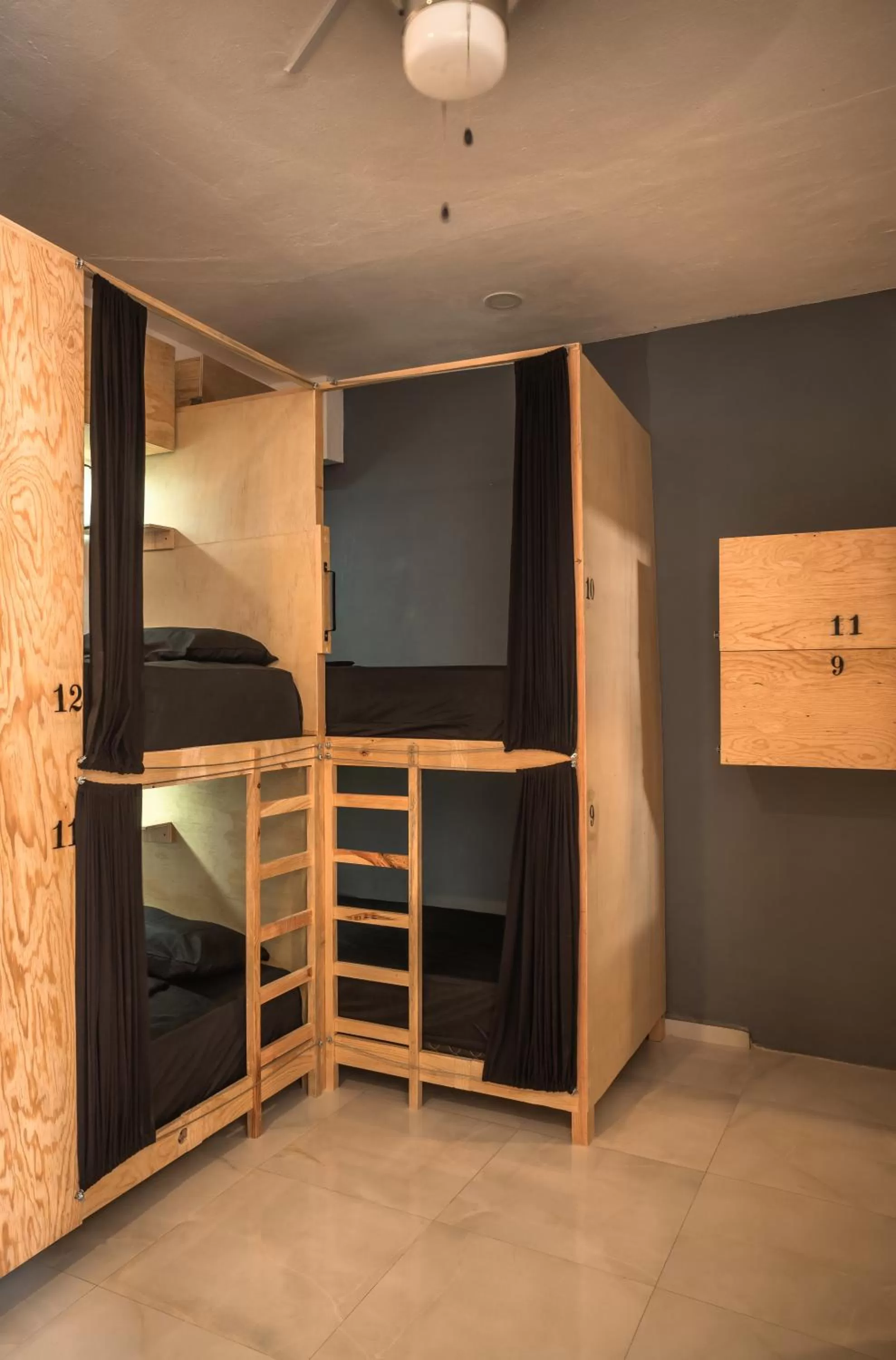 Bunk Bed in Maui hostel playa del carmen