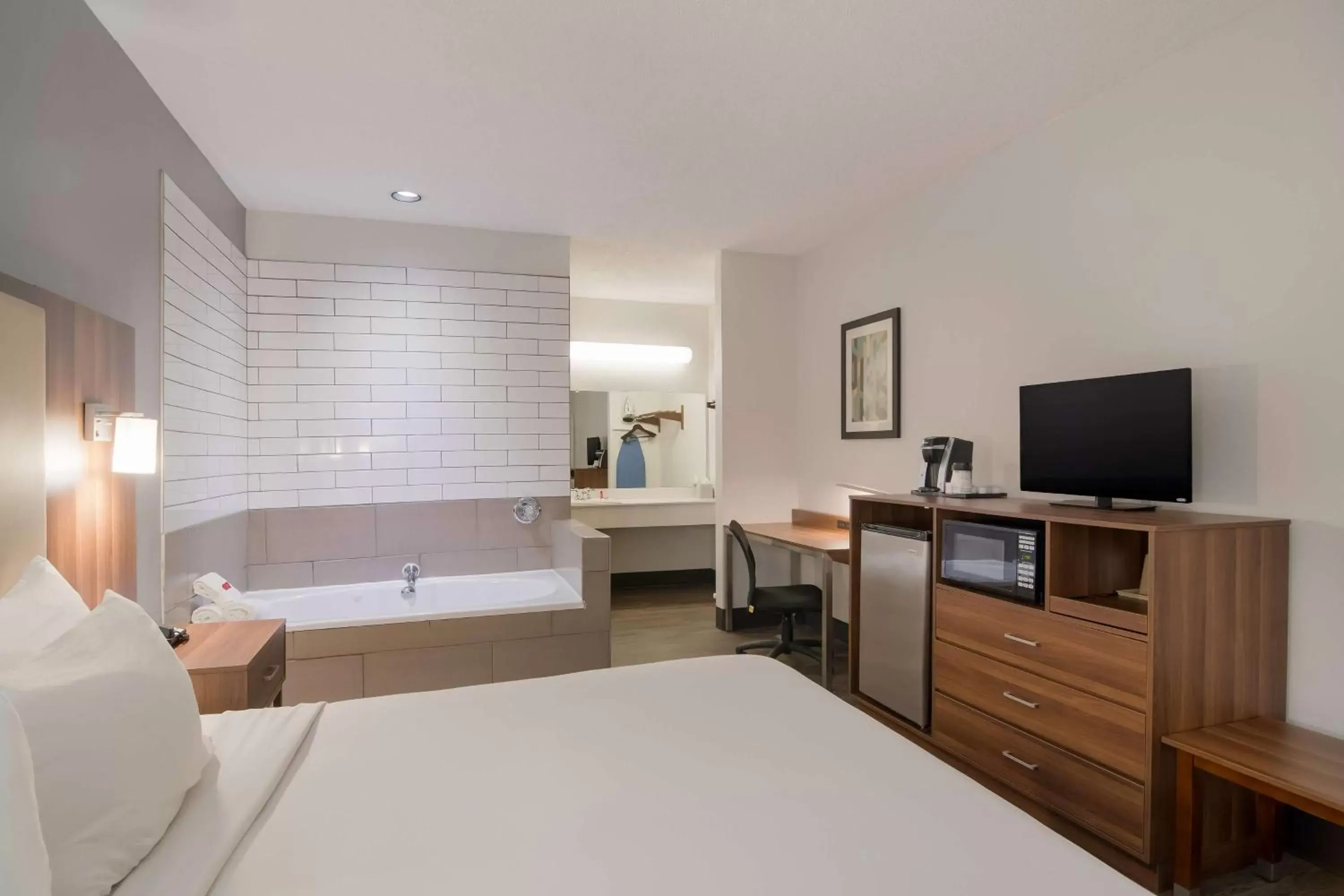 Bedroom, TV/Entertainment Center in SureStay Hotel by Best Western Helen Downtown