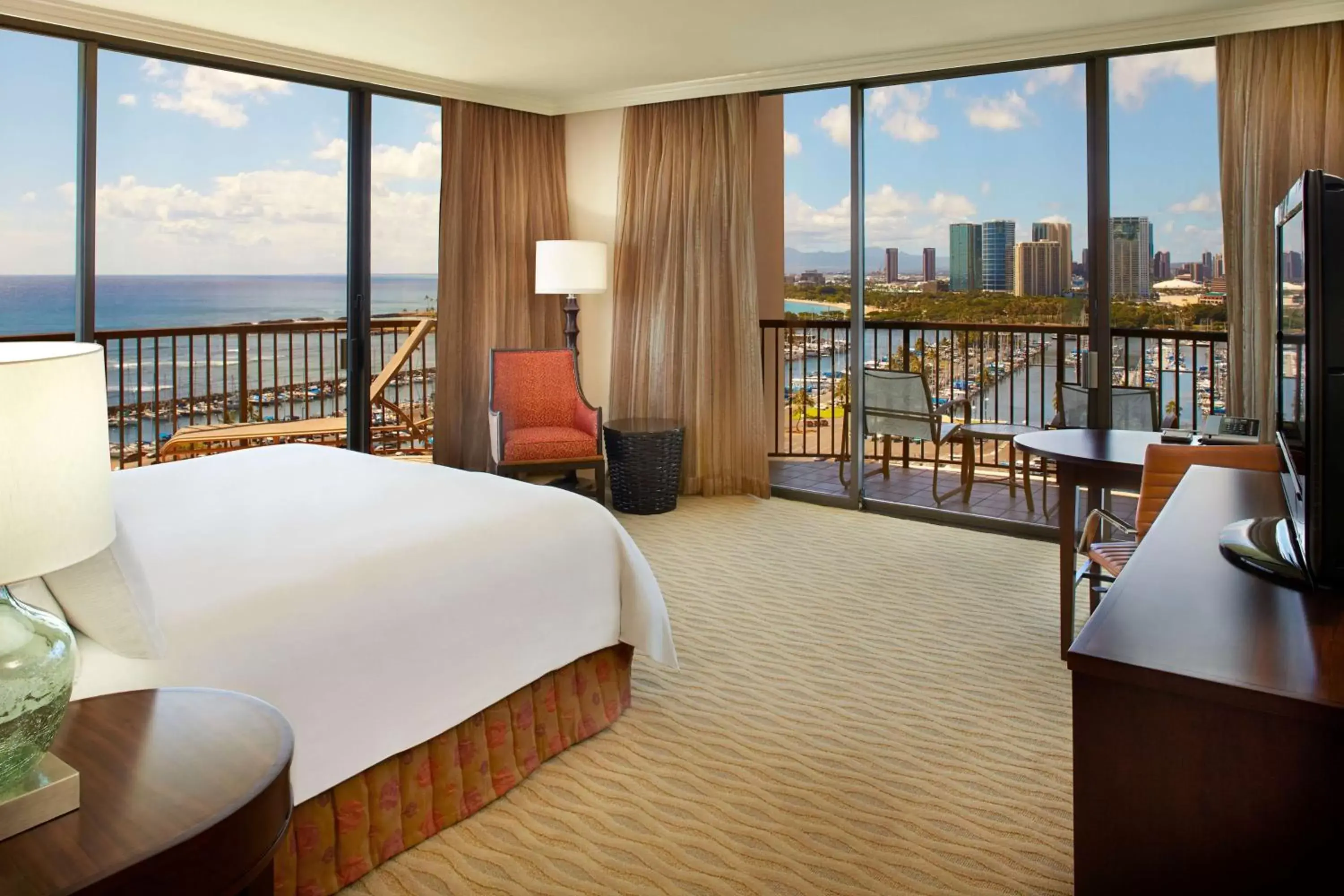 Rainbow Tower Corner Ocean Front Marina View– 1 King Bed in Hilton Hawaiian Village Waikiki Beach Resort Rainbow Tower Corner Ocean Front Marina View– 1 King Bed in Hilton Hawaiian Village Waikiki Beach Resort