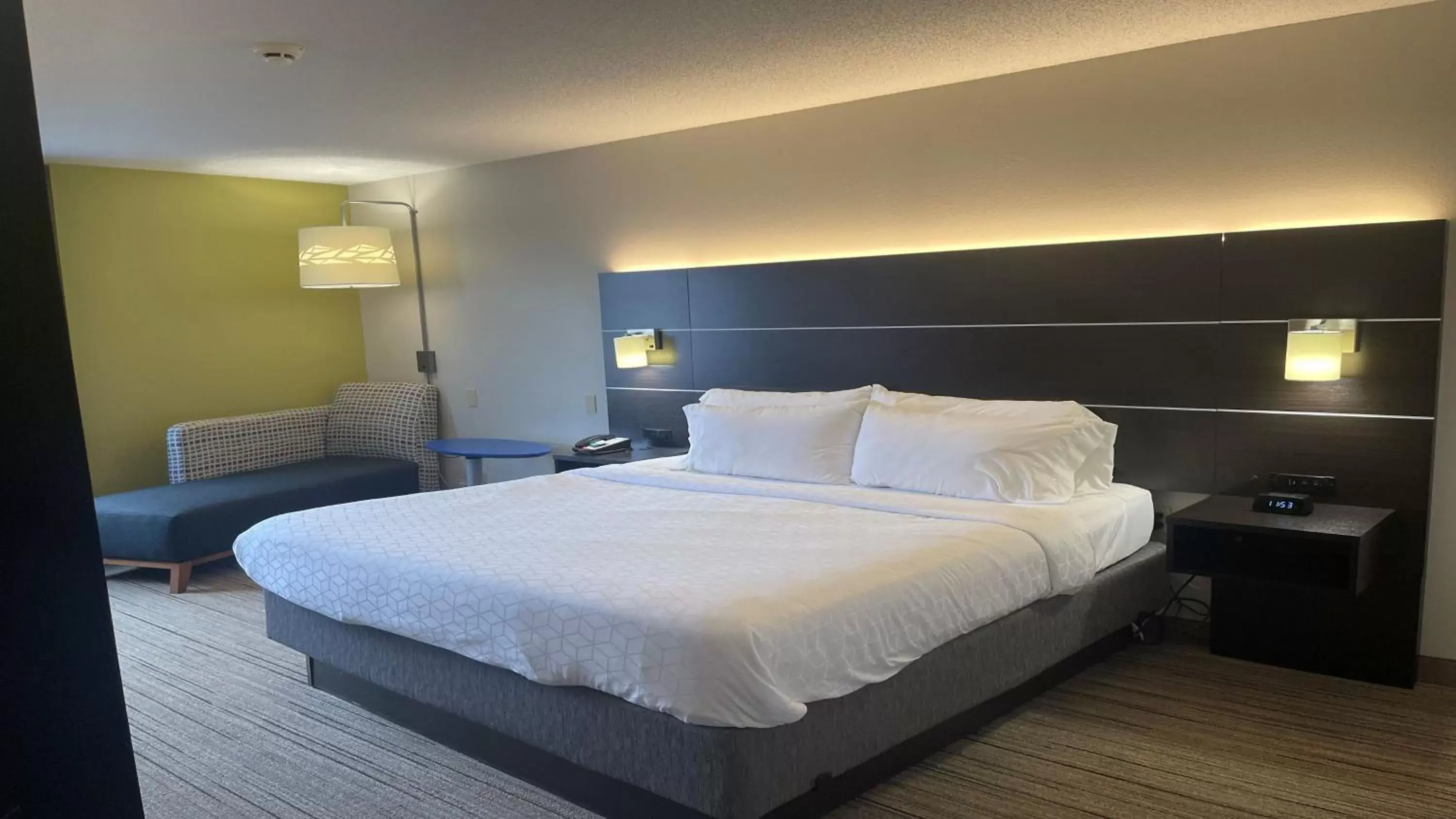 Bed in Holiday Inn Express & Suites Ashtabula-Geneva, an IHG Hotel