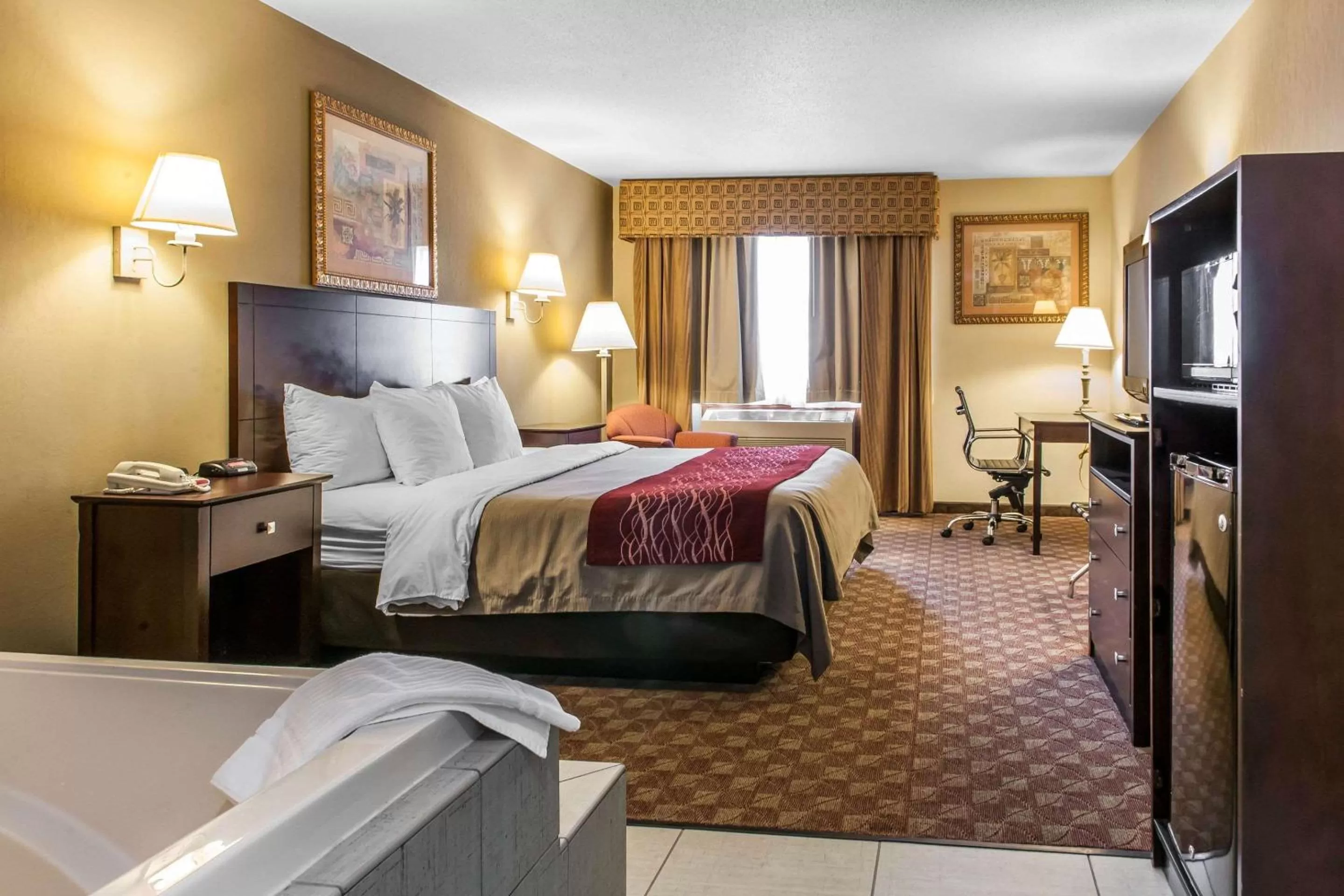 Photo of the whole room, Bed in Quality Inn Defiance