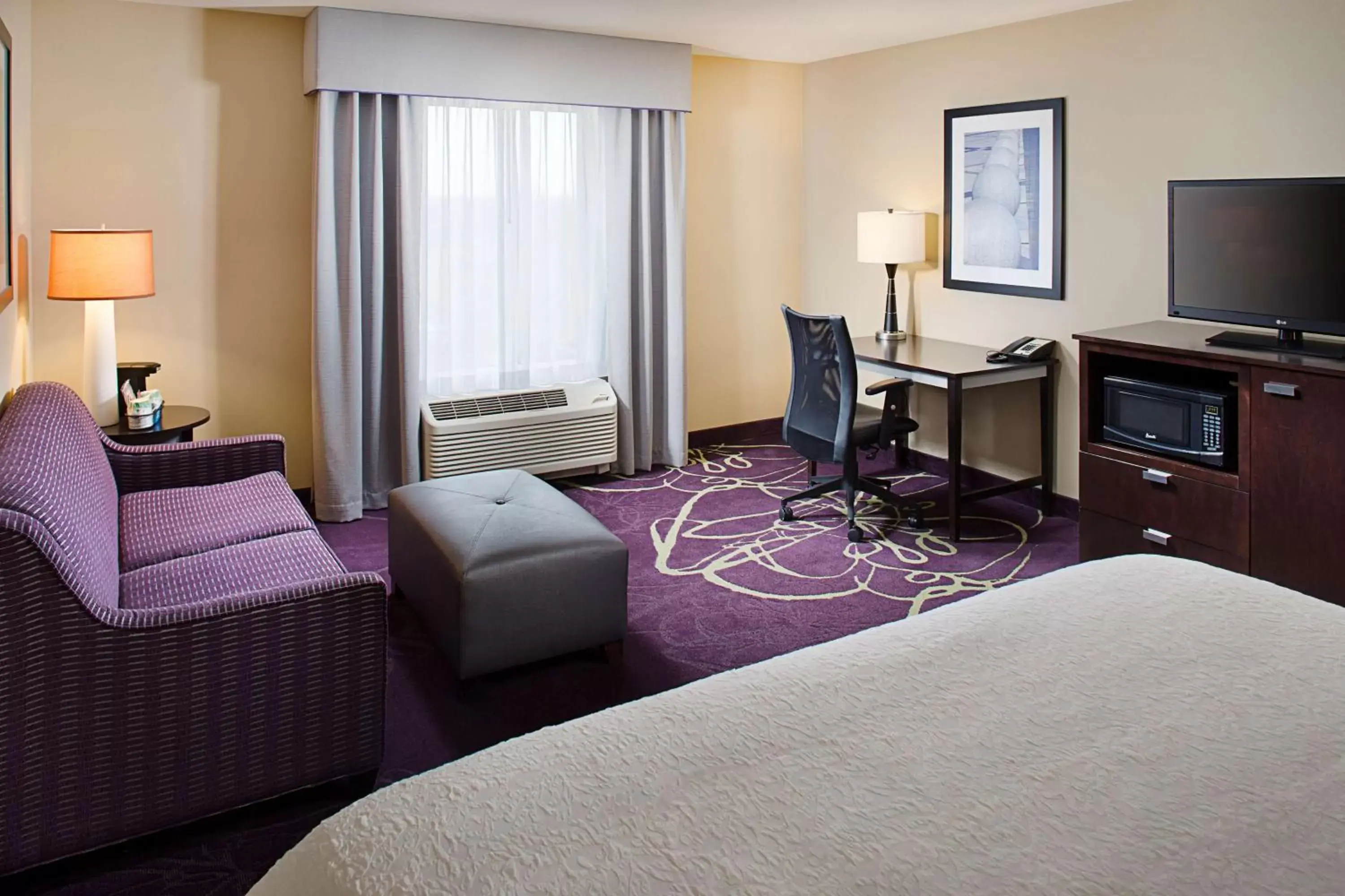 Bed, TV/Entertainment Center in Hampton Inn & Suites Lansing West