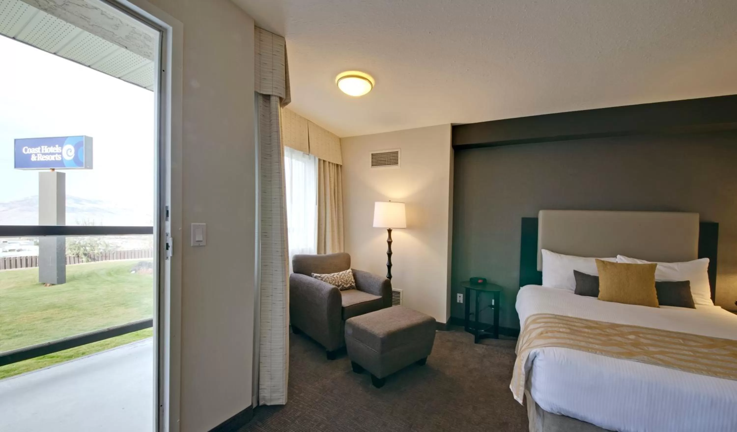 Bedroom, Bed in Coast Kamloops Hotel & Conference Centre