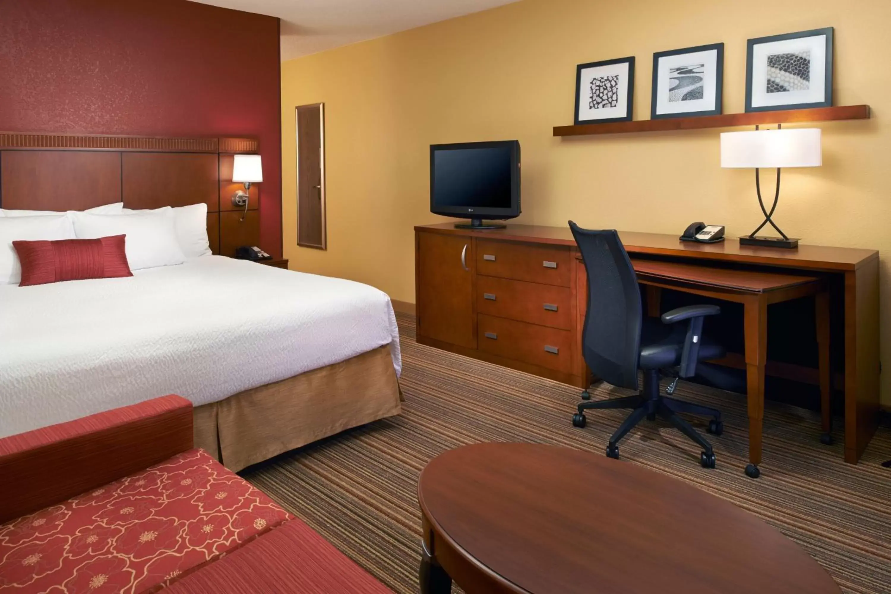 Photo of the whole room, Bed in Courtyard by Marriott Louisville East