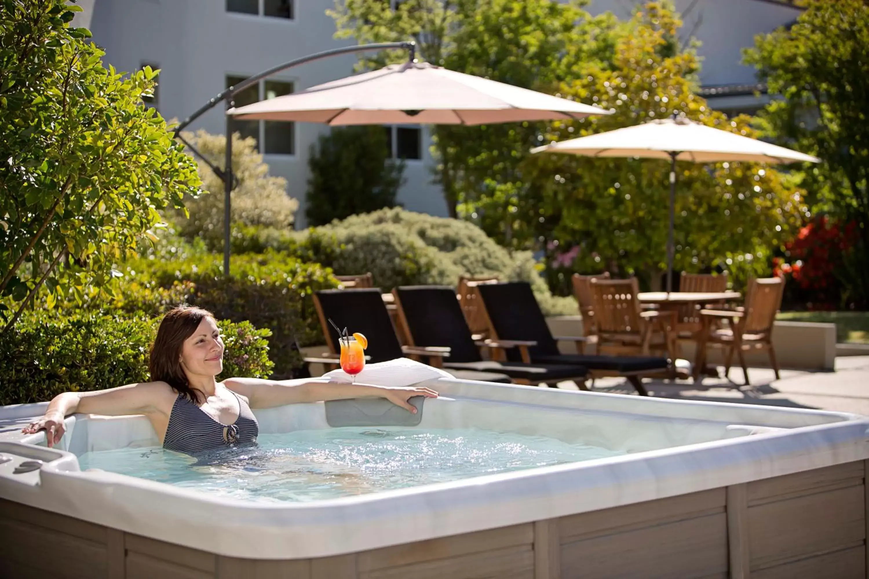 Hot Tub, Swimming Pool in Mercure Queenstown Resort