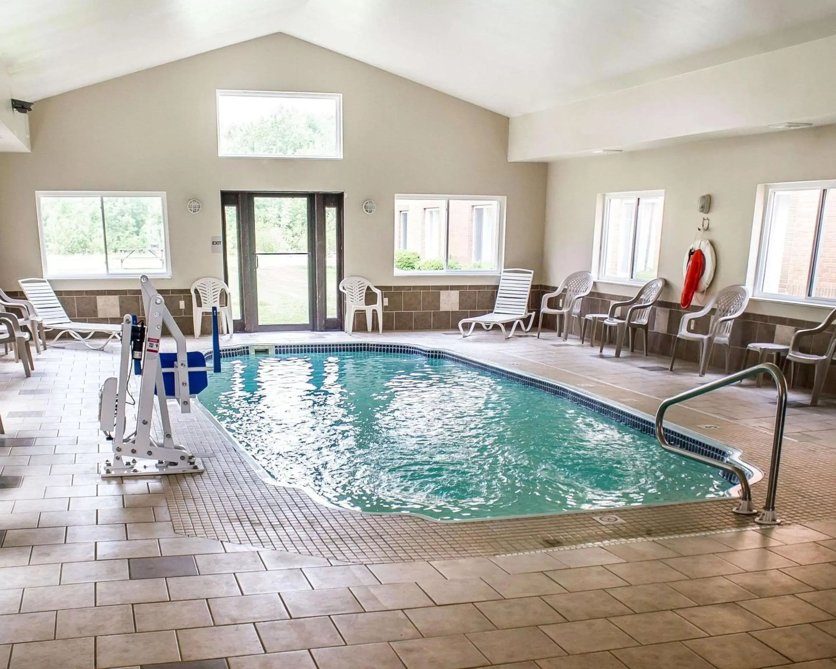 Swimming pool in Quality Inn of Clarion Swimming pool in Quality Inn of Clarion