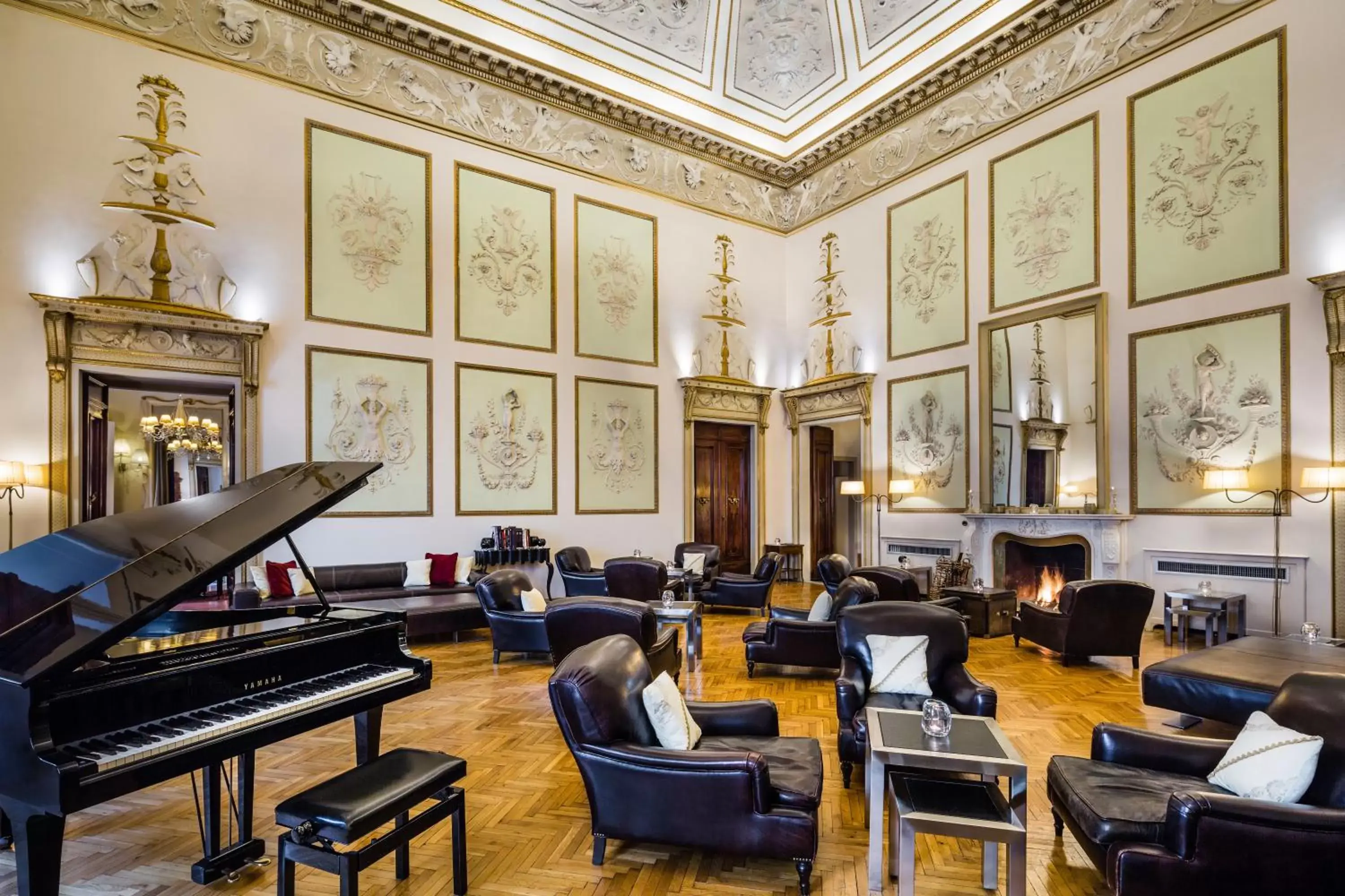 Communal lounge/ TV room in Relais Santa Croce, By Baglioni Hotels