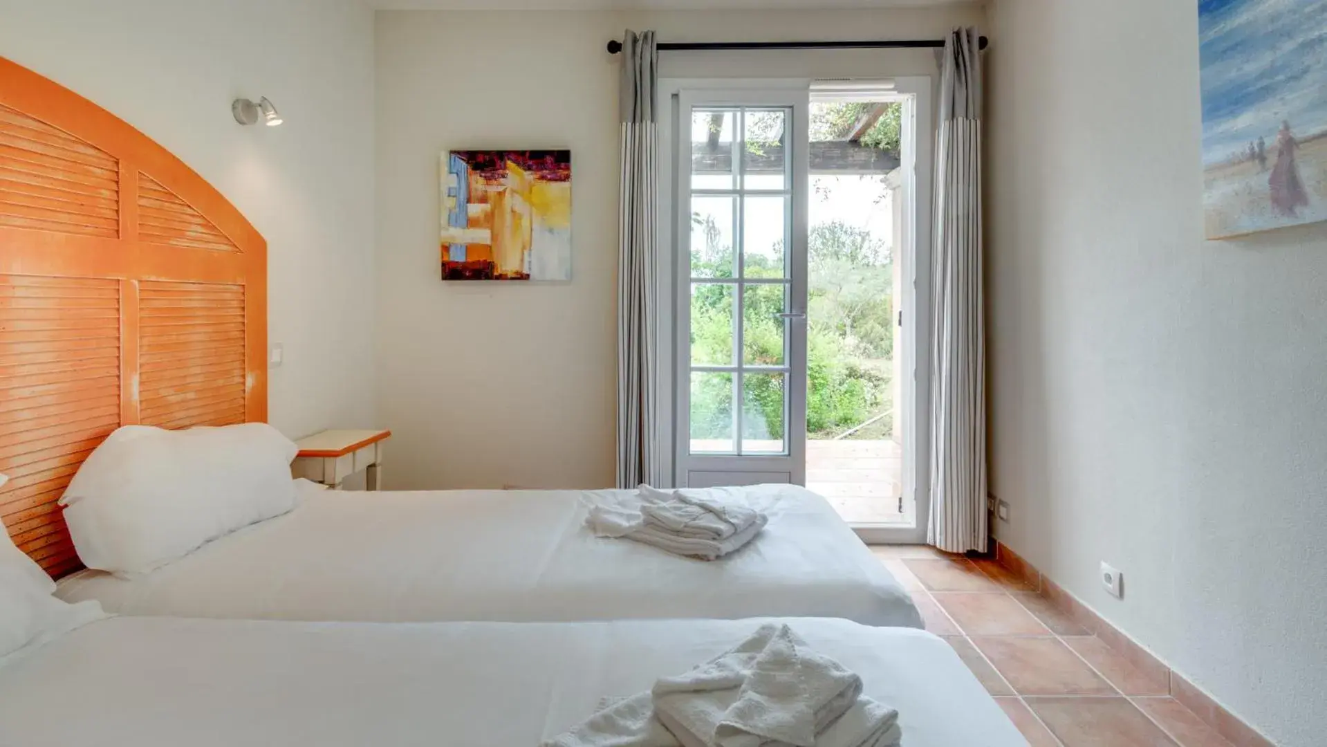 Photo of the whole room, Bed in Vacancéole  Le Domaine de Camiole