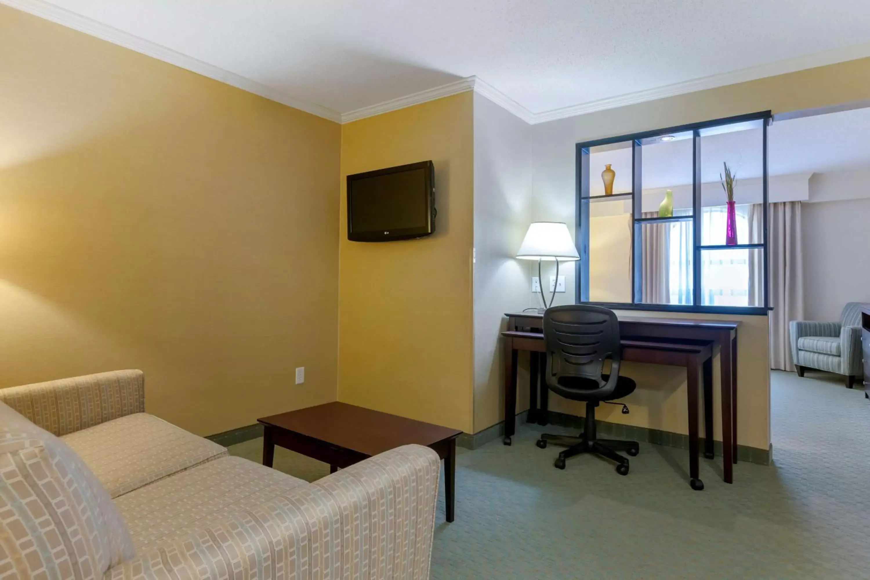 Photo of the whole room, Seating Area in Best Western Davison Inn