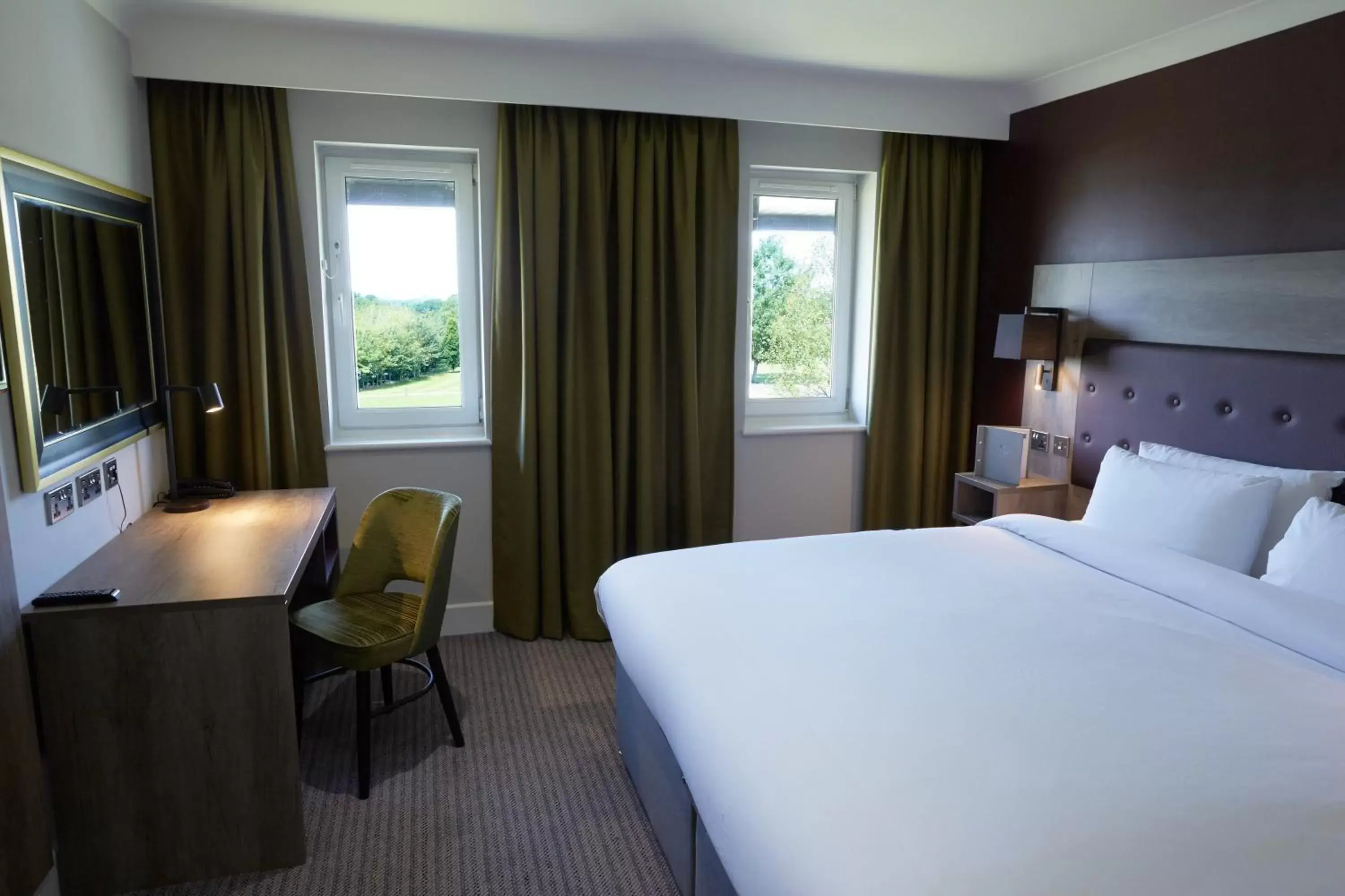 Bed in Wychwood Park Hotel and Golf Club