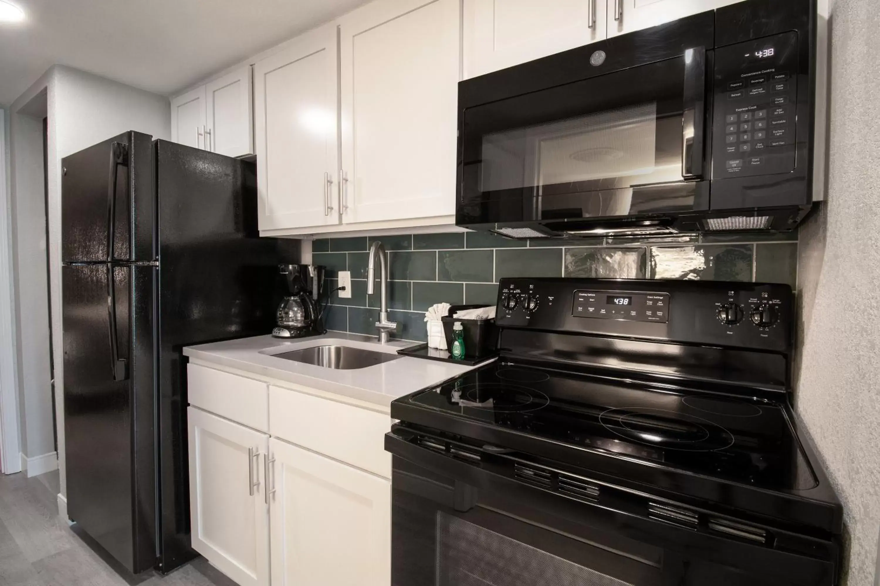 minibar, Kitchen/Kitchenette in Breakers Resort Hotel