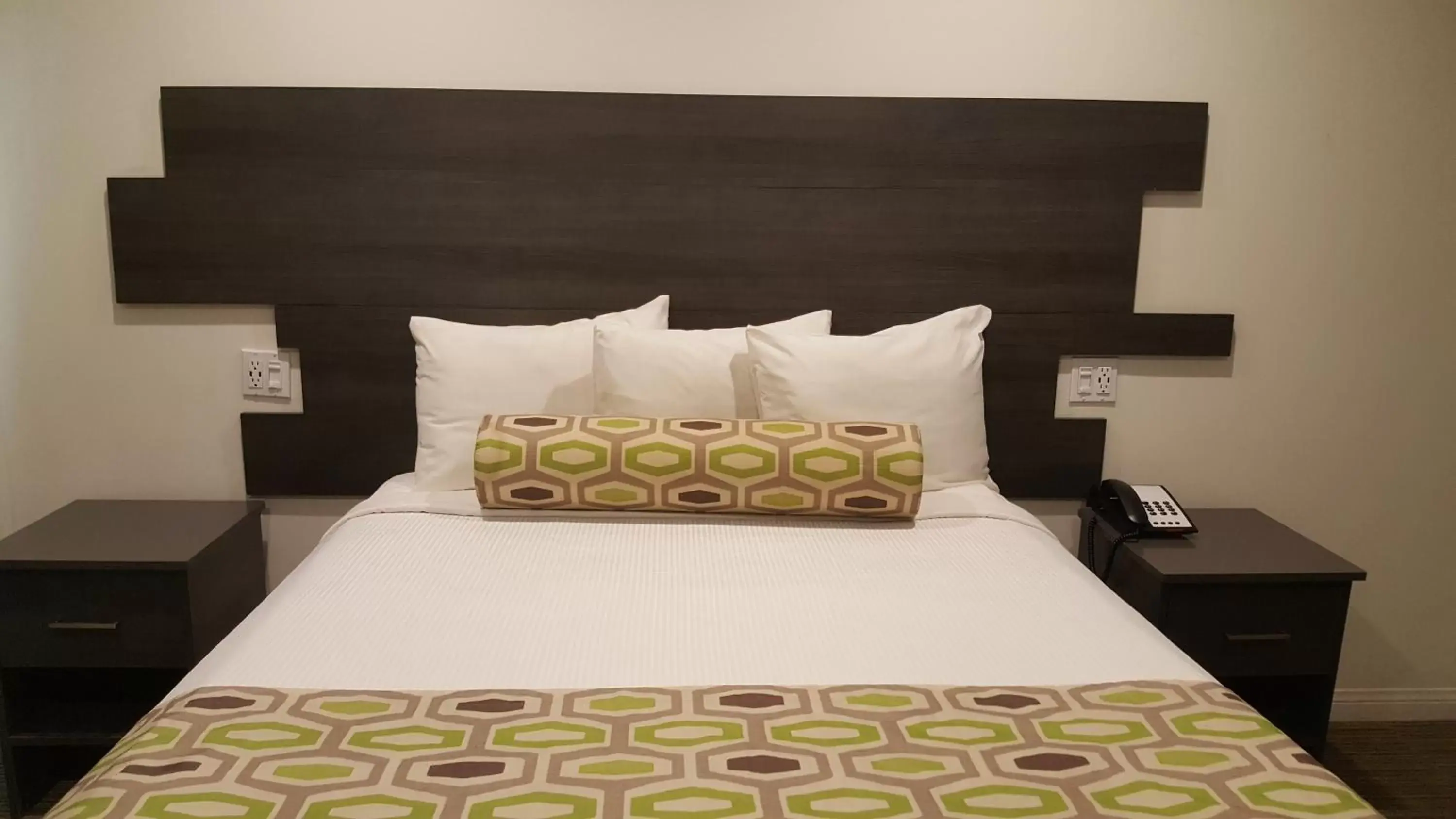 Bed in Jewel City Inn