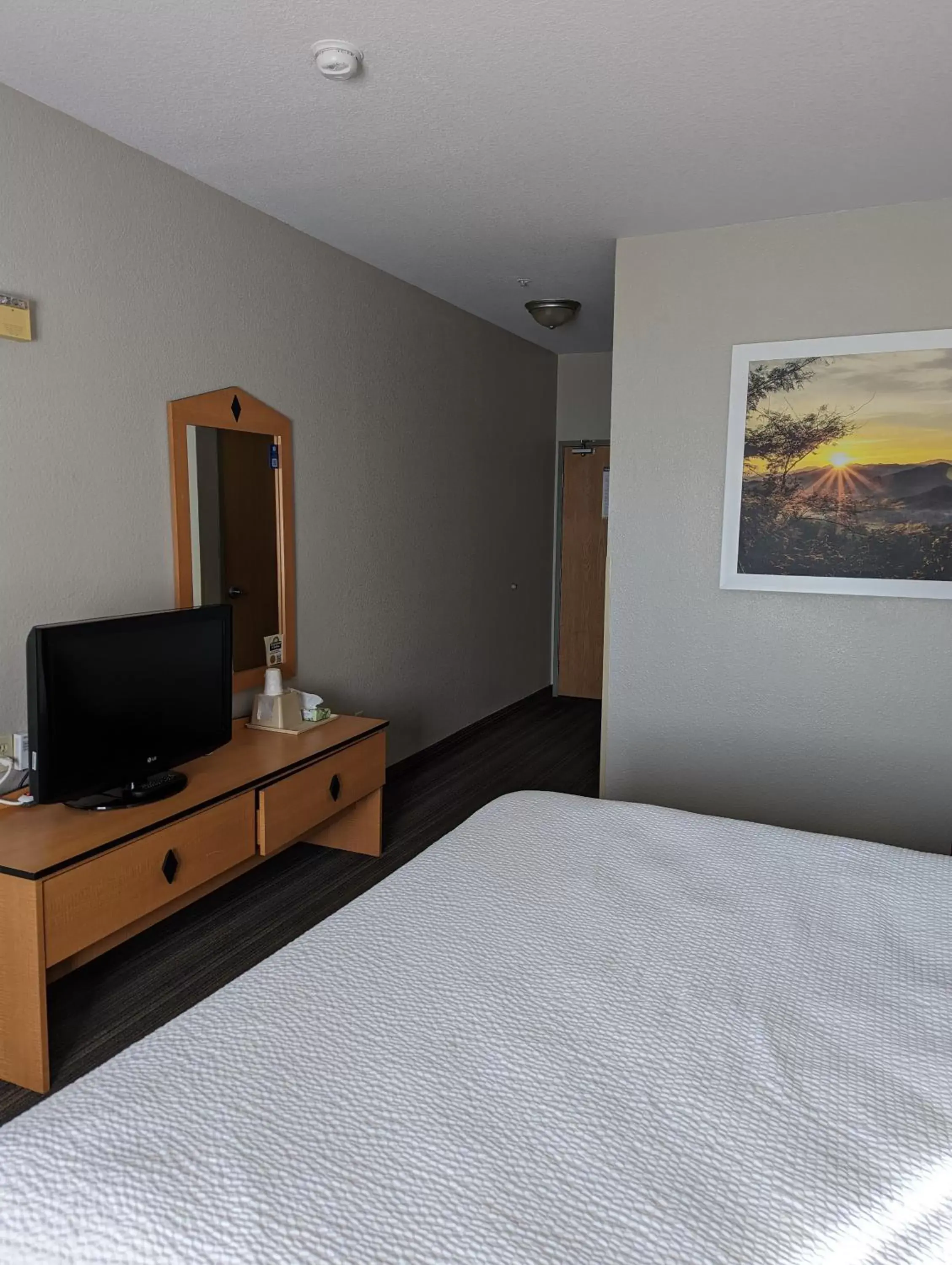 Photo of the whole room, Bed in Days Inn & Suites by Wyndham Castle Rock