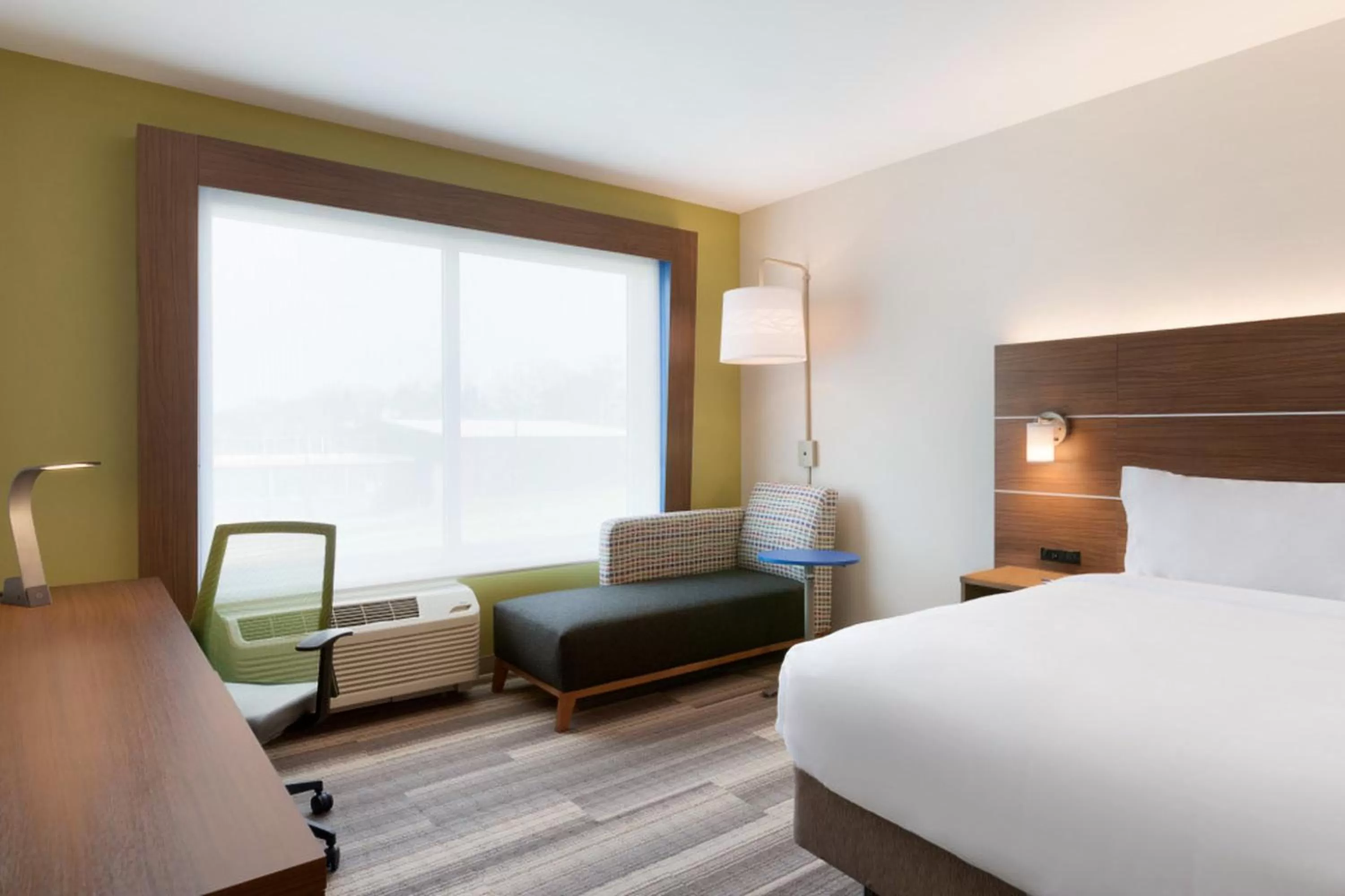 Photo of the whole room, Bed in Holiday Inn Express & Suites - Cincinnati NE - Red Bank Road by IHG