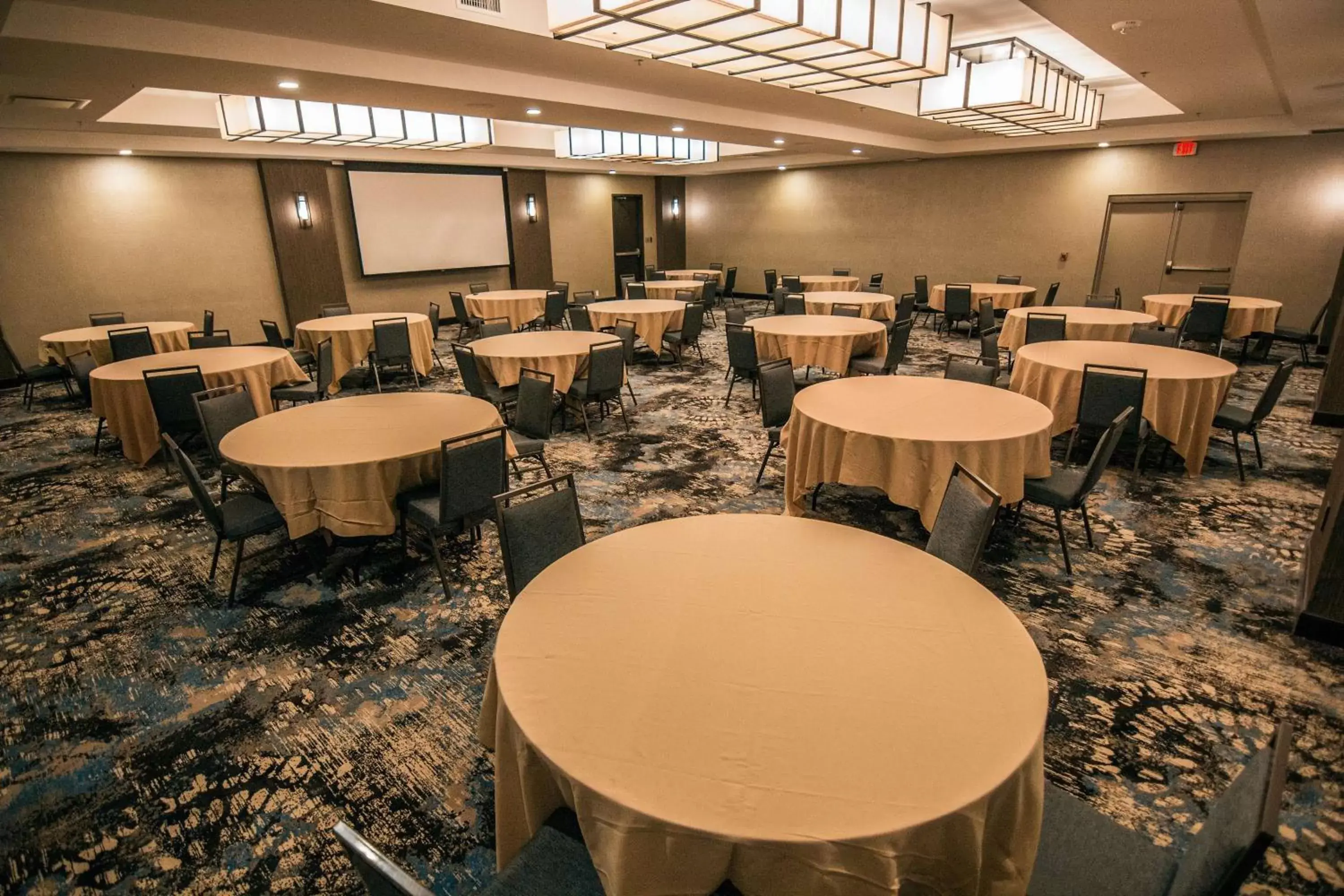 Meeting/conference room, Restaurant/Places to Eat in Doubletree By Hilton Lubbock - University Area