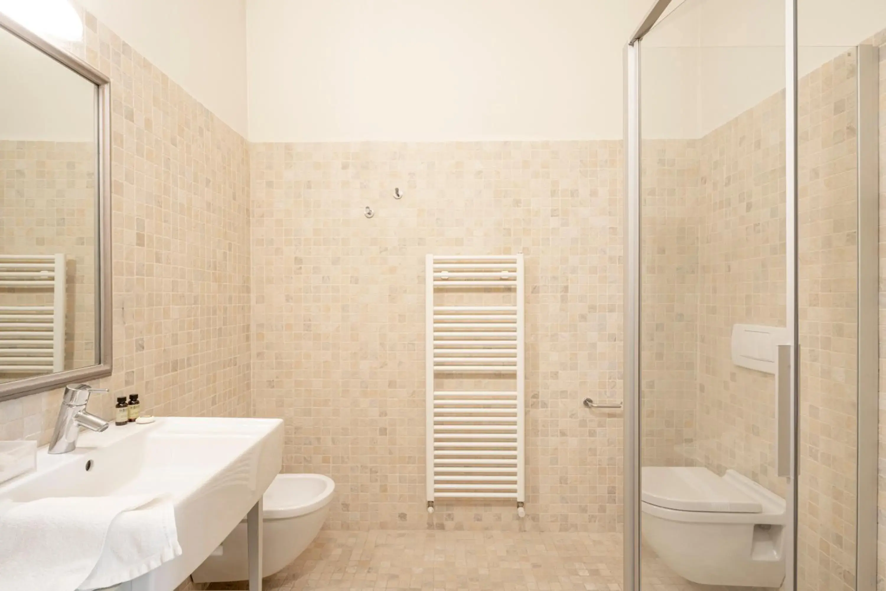 Shower, Bathroom in Spinerola Hotel in Cascina & Restaurant Uvaspina