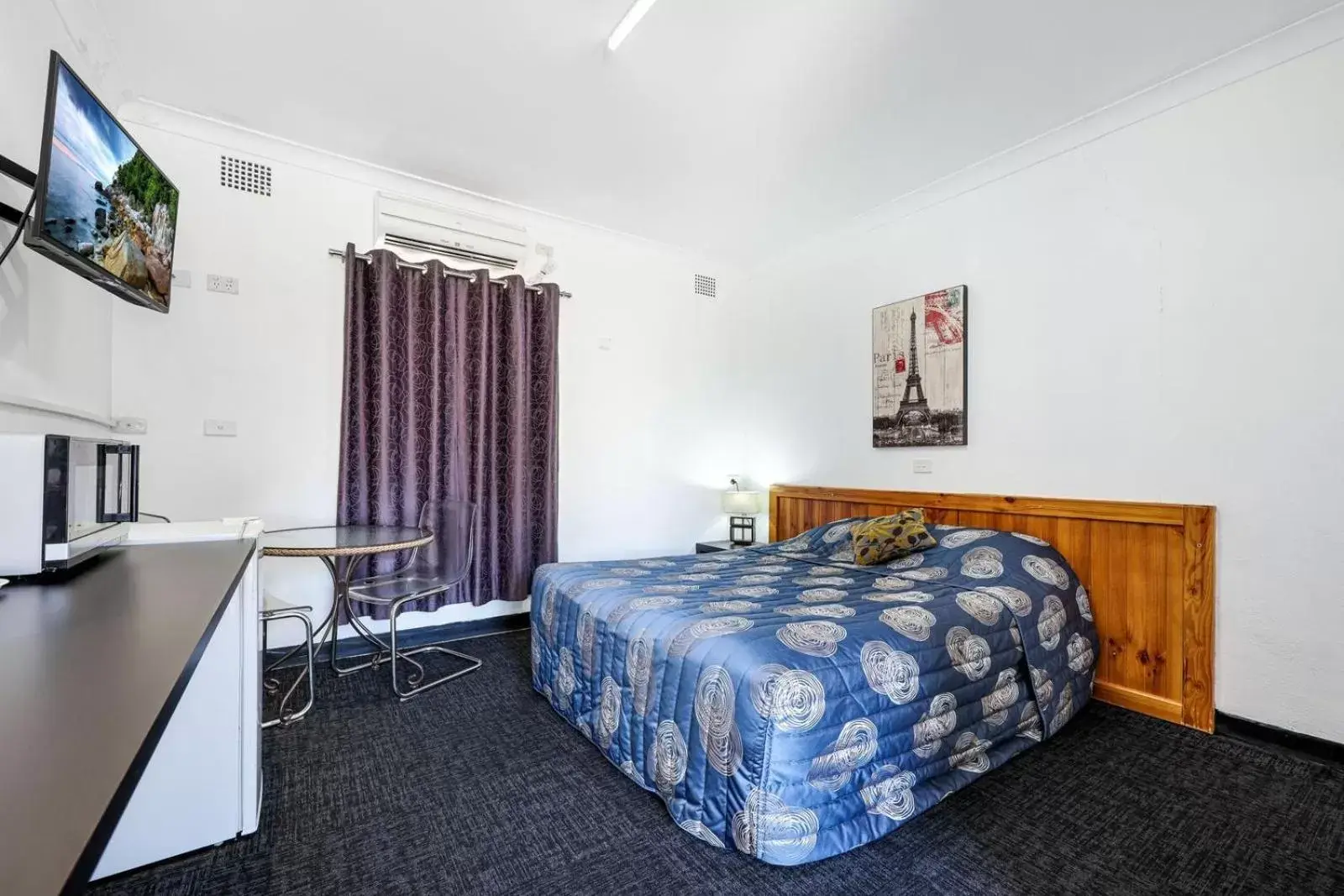 Photo of the whole room, Bed in Tamworth Budget Motel