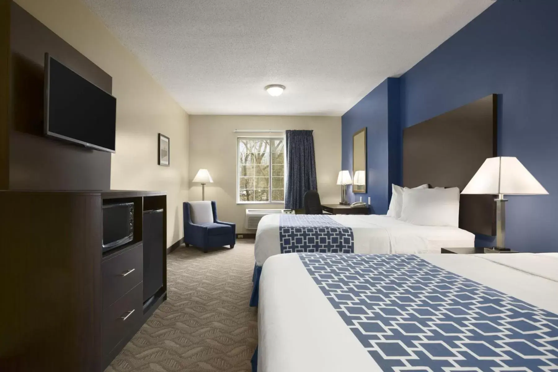 Bedroom in Days Inn & Suites by Wyndham Cherry Hill - Philadelphia