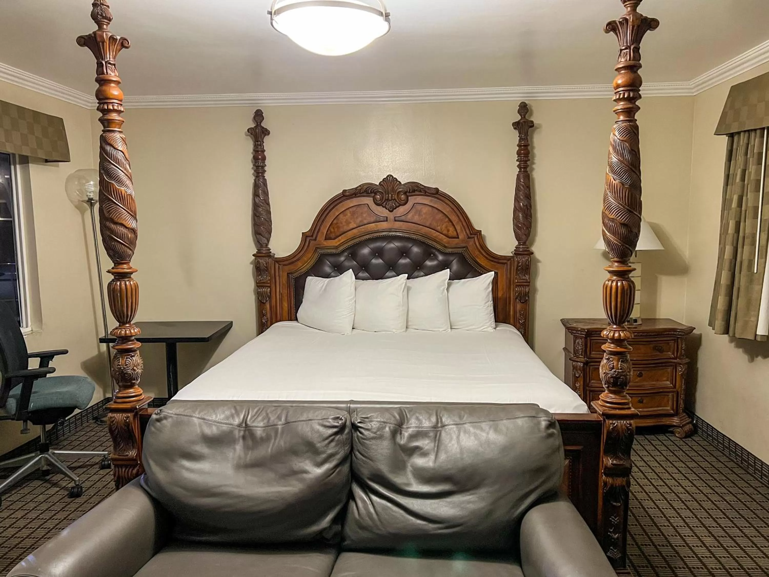 Photo of the whole room, Bed in Viking Motel-Ventura