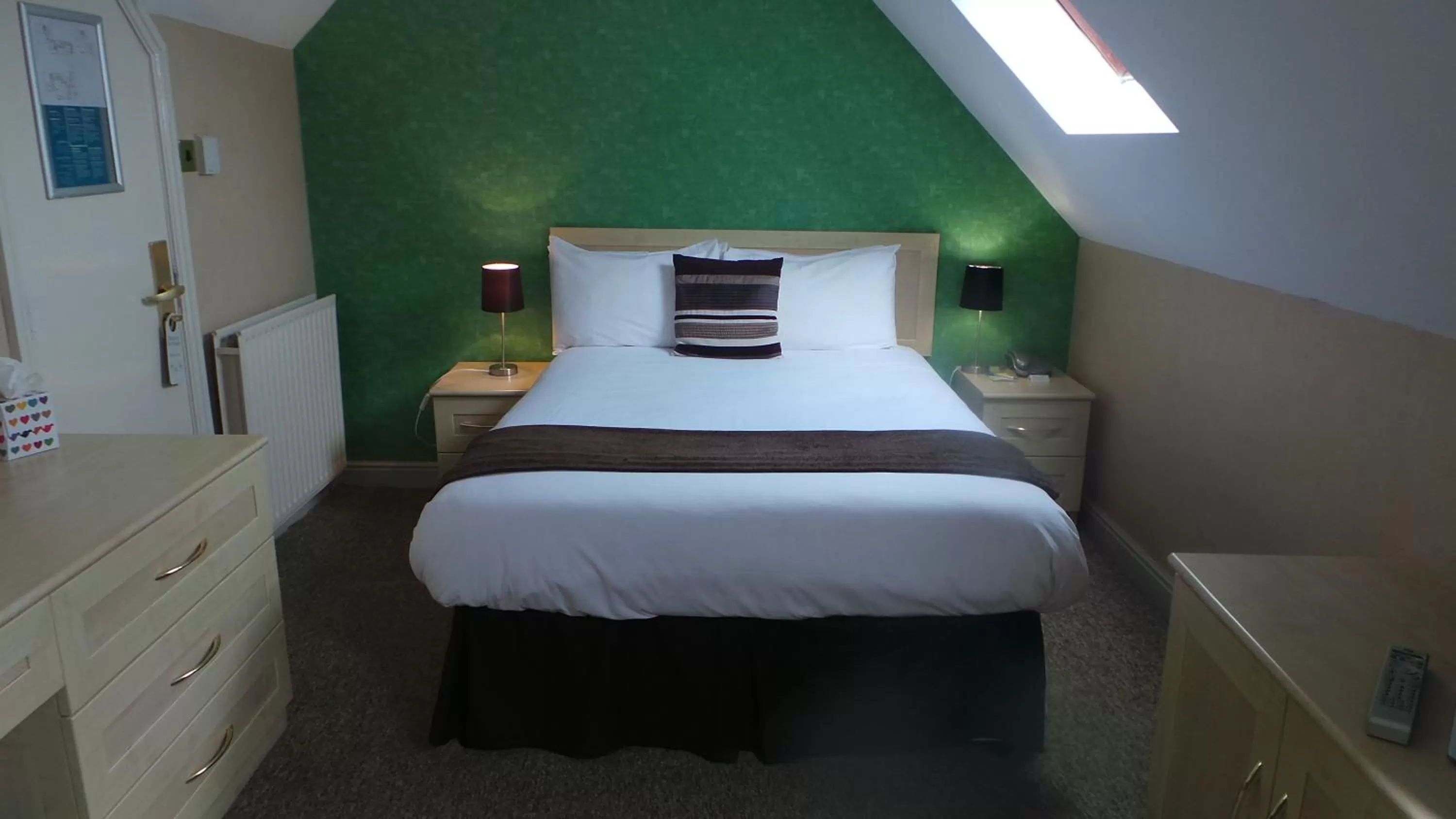 Bed in The Peacock Townhouse Hotel Kenilworth - Warwick