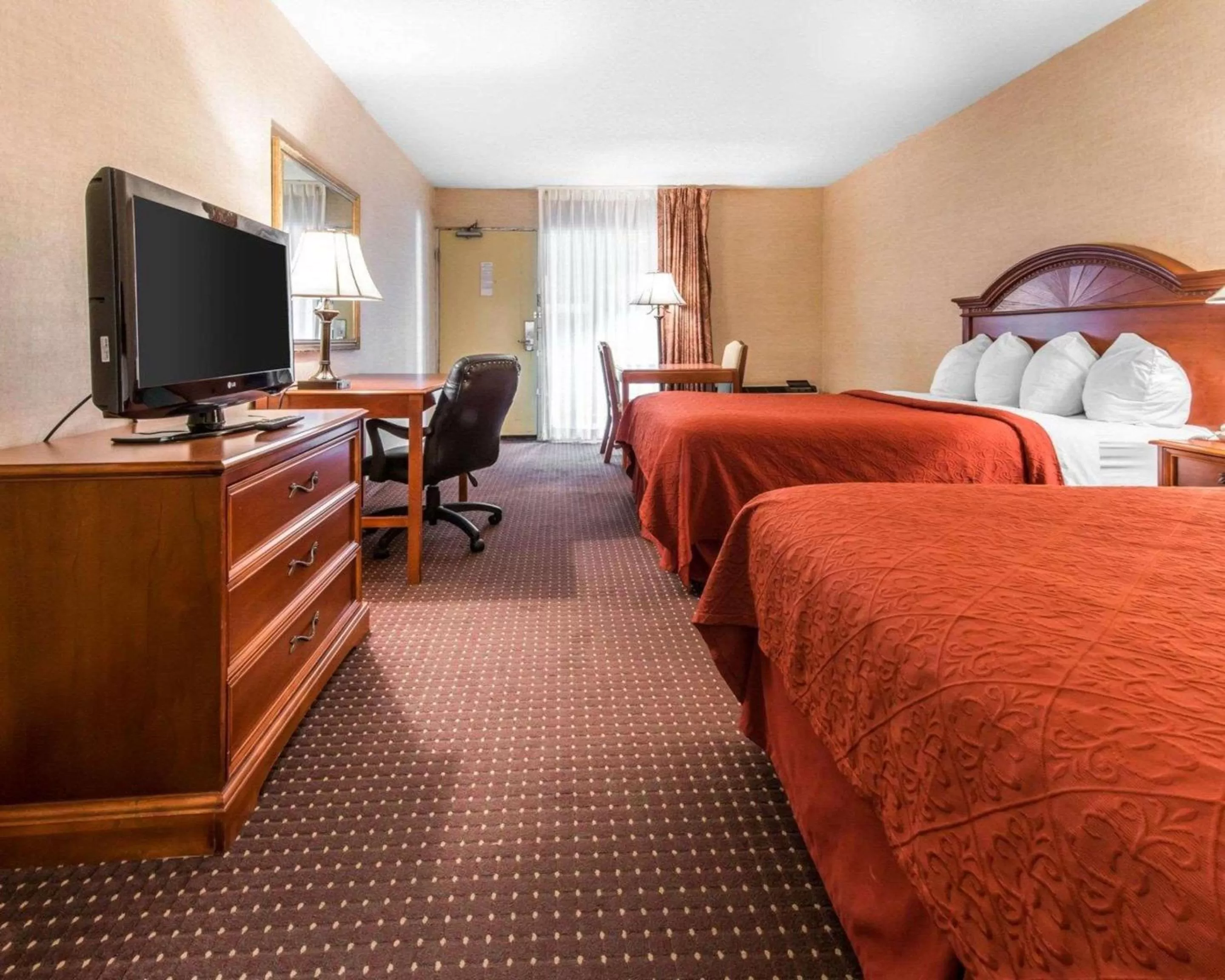 Photo of the whole room, Bed in Quality Inn & Suites Erie near Casino