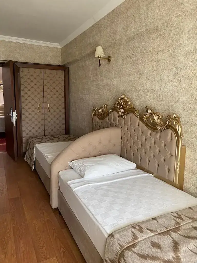 Bed in LAUR HOTELS Experience & Elegance