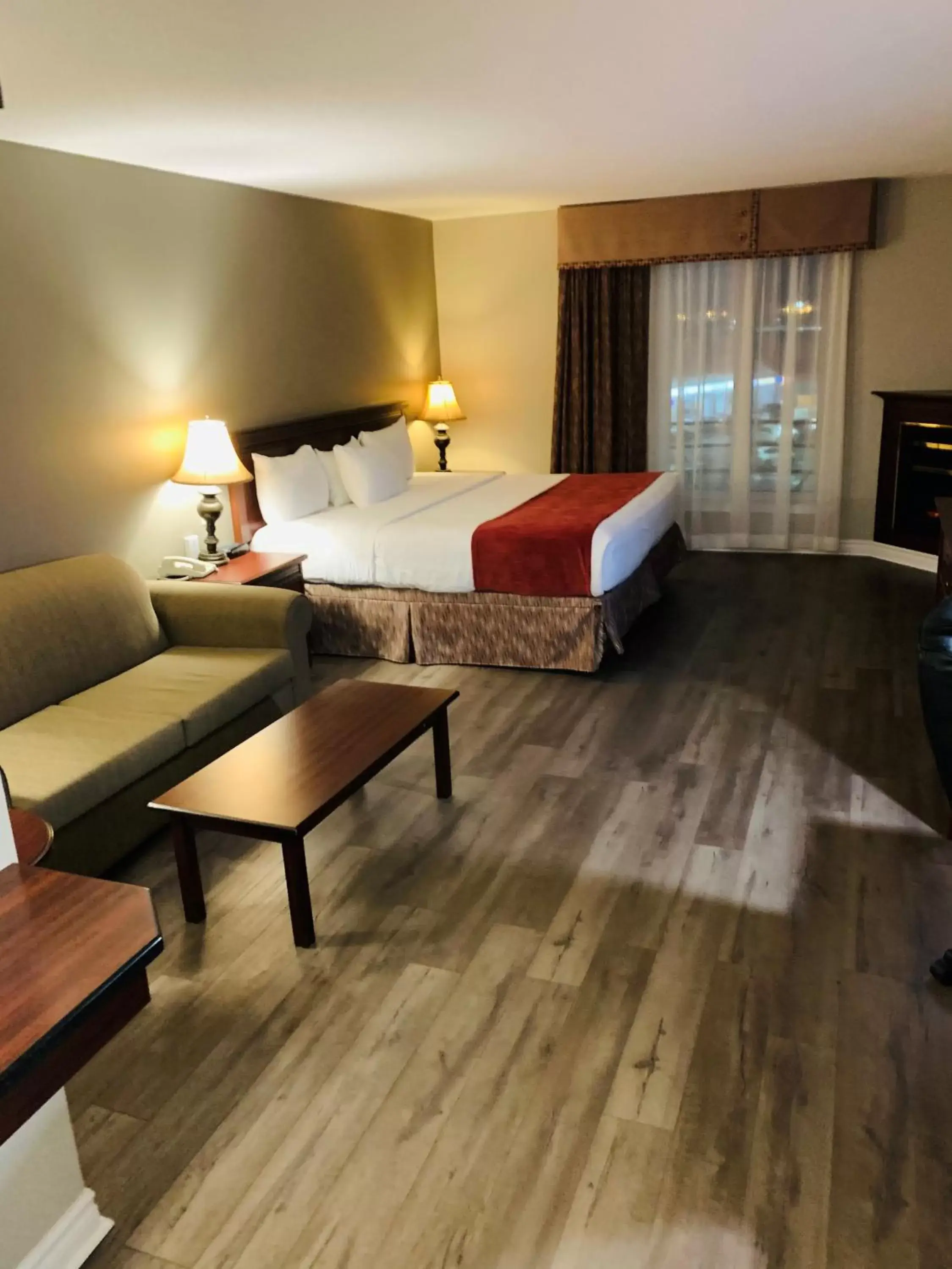 Photo of the whole room, Bed in Ramada Plaza by Wyndham Gatineau/Manoir du Casino