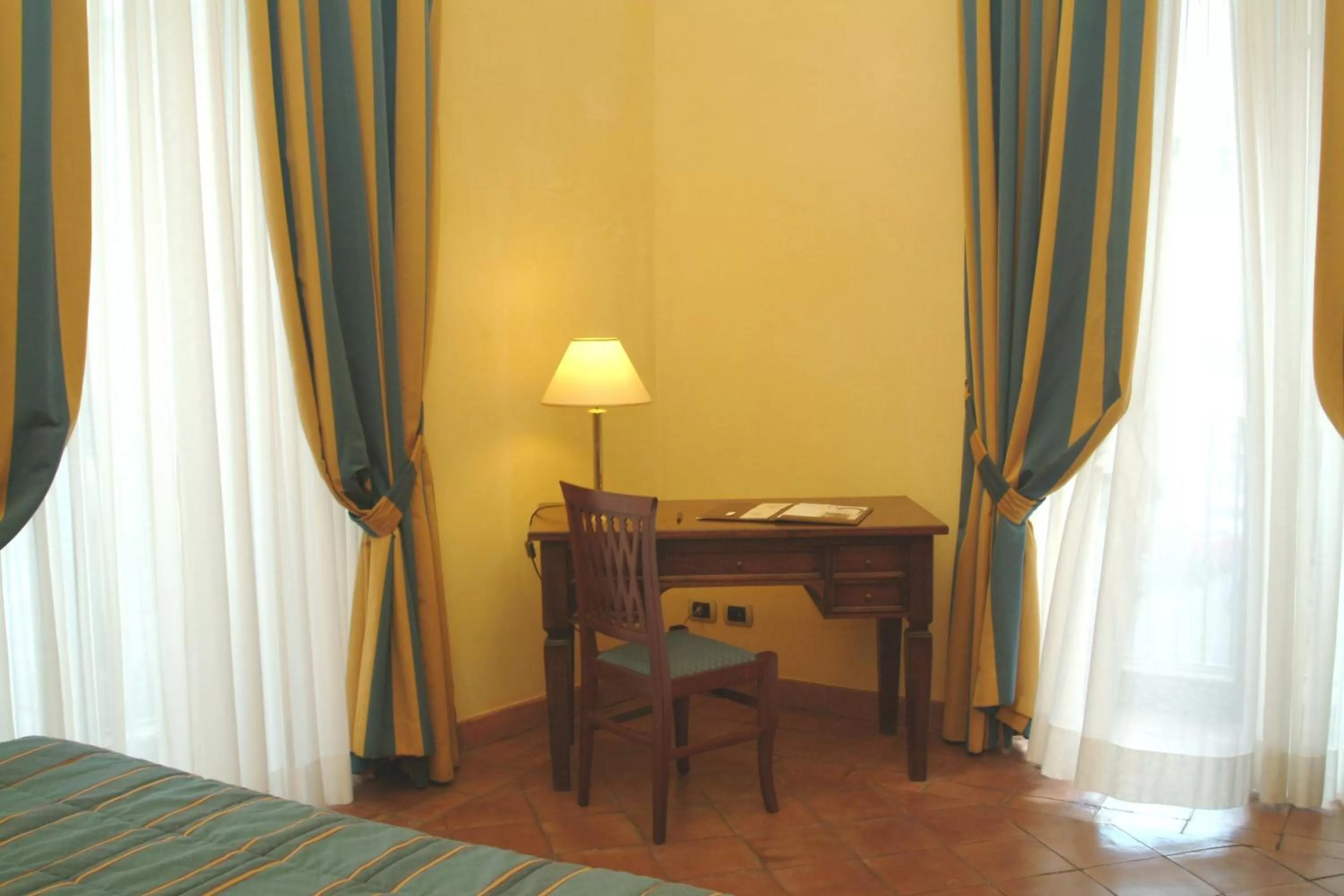 Day, Bed in Hotel La Ville