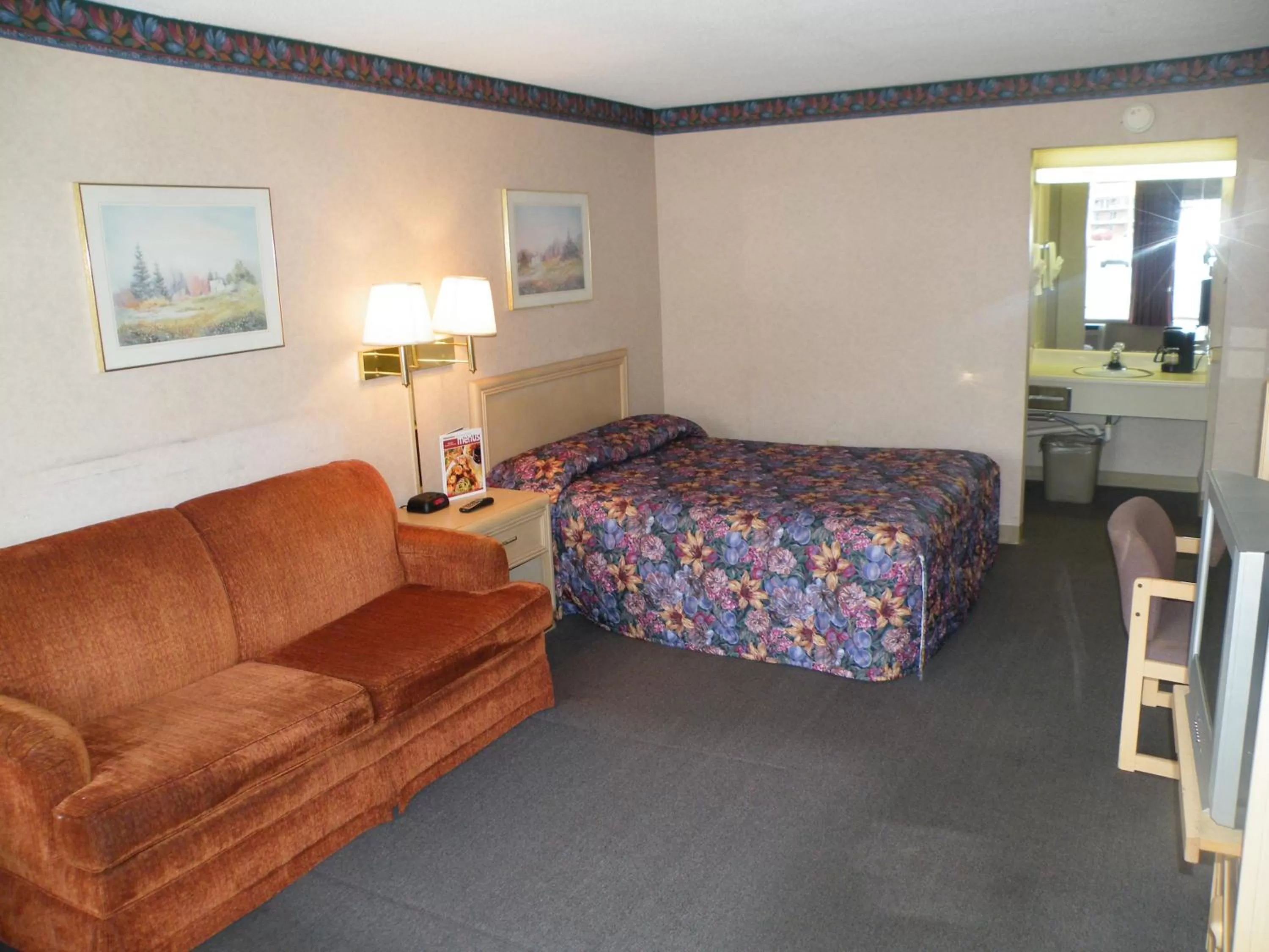 Bed in Green Valley Motel