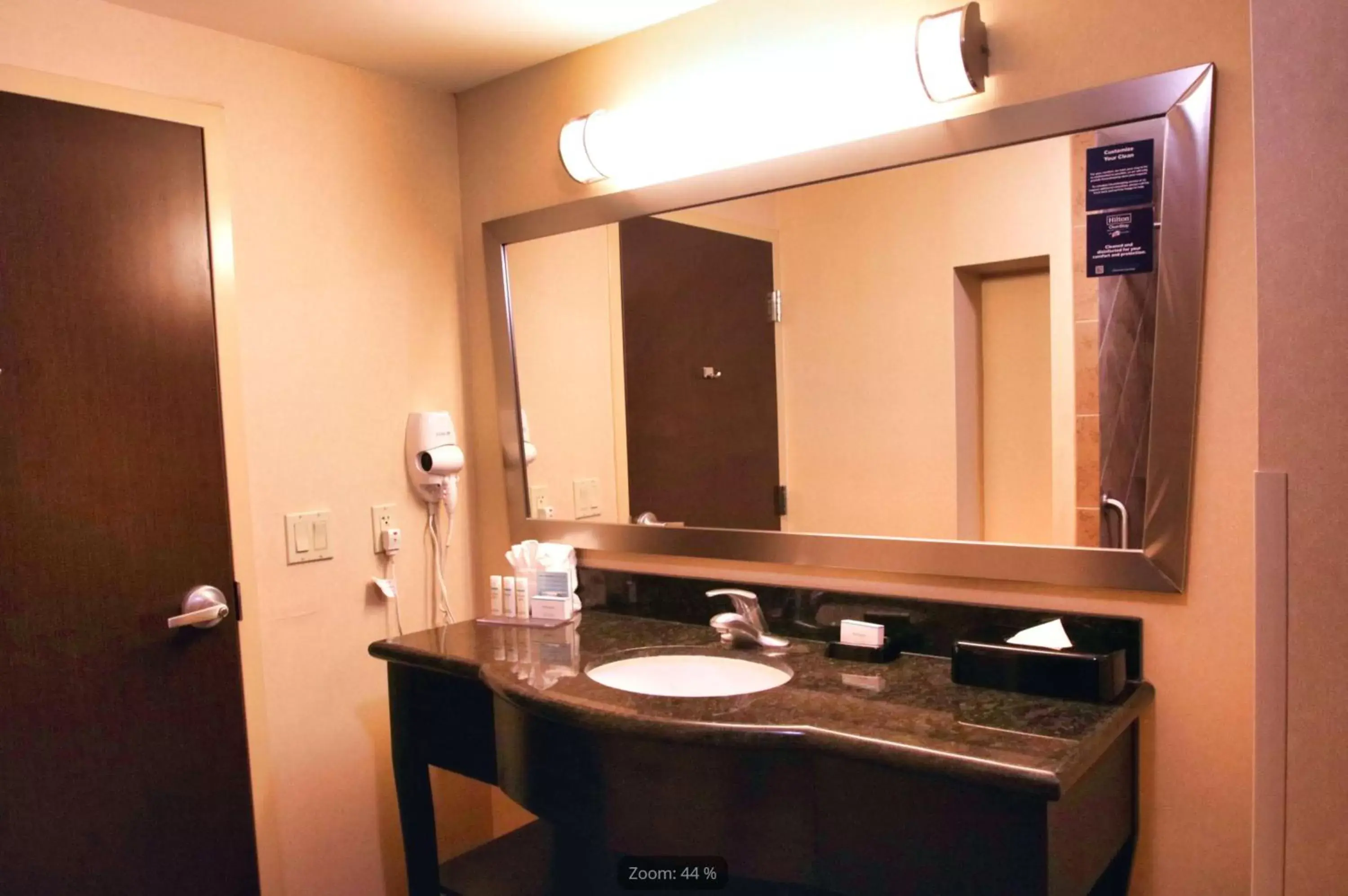 Bathroom in Hampton Inn & Suites Jacksonville Beach Boulevard/Mayo Clinic