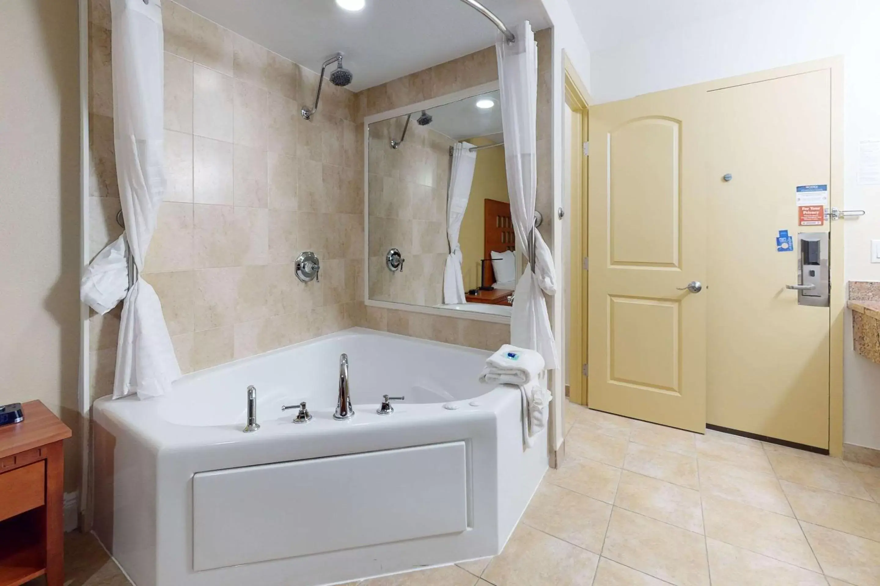 Bedroom, Bathroom in Rodeway Inn & Suites Fort Lauderdale Airport & Cruise Port