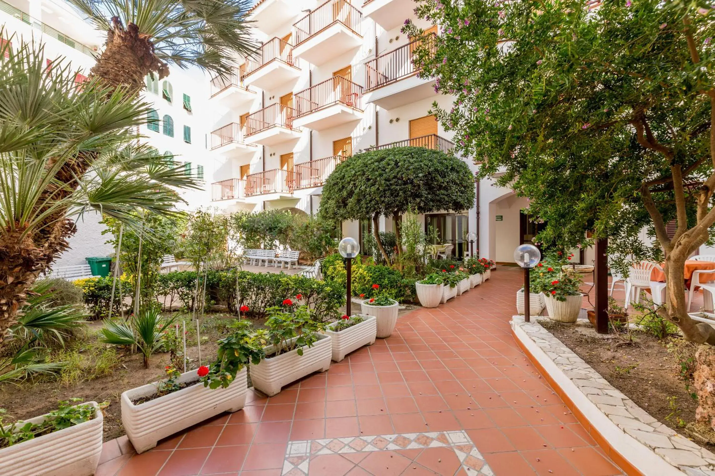 Garden, Property Building in Hotel El Balear