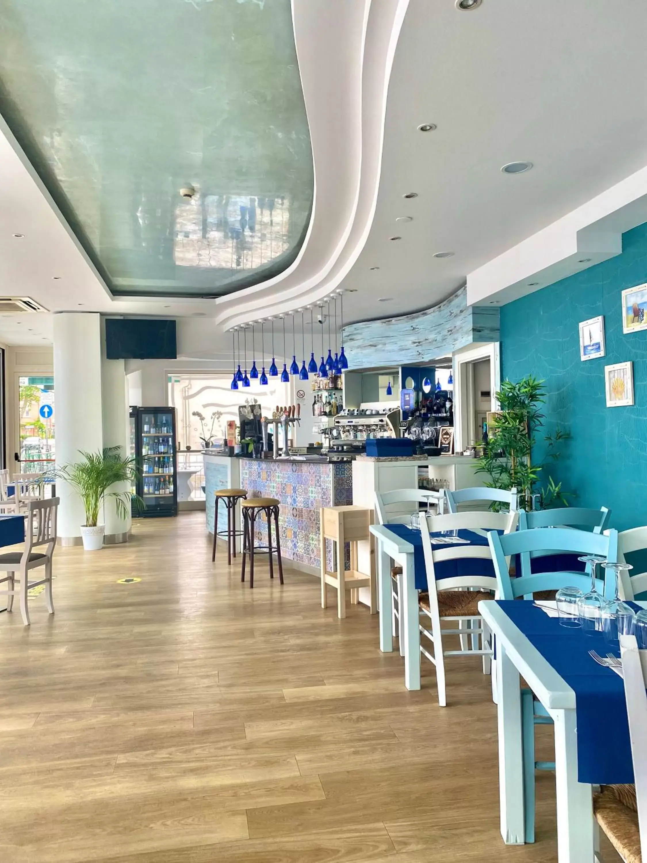 Restaurant/Places to Eat in Hotel Blue Moon