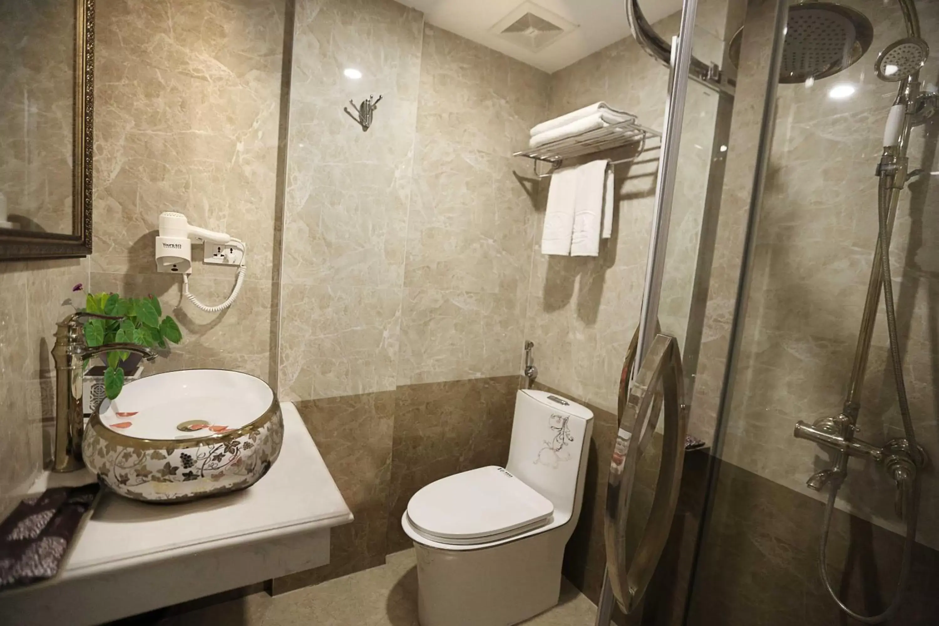 Shower, Bathroom in Golden Sail Hotel & Spa