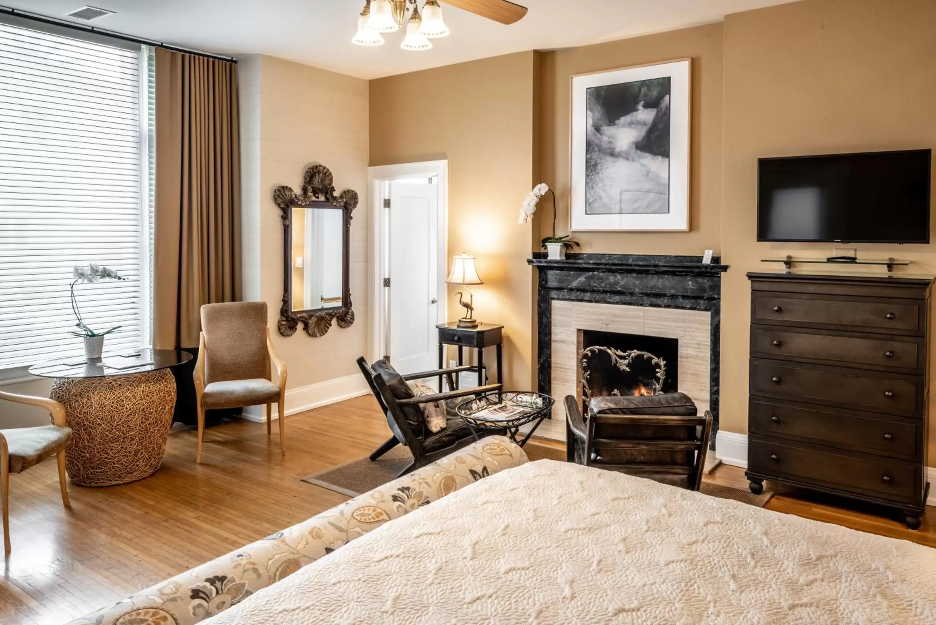 Deluxe King Studio with Fireplace and Kitchen - 116C in Harbor House Inn Deluxe King Studio with Fireplace and Kitchen - 116C in Harbor House Inn