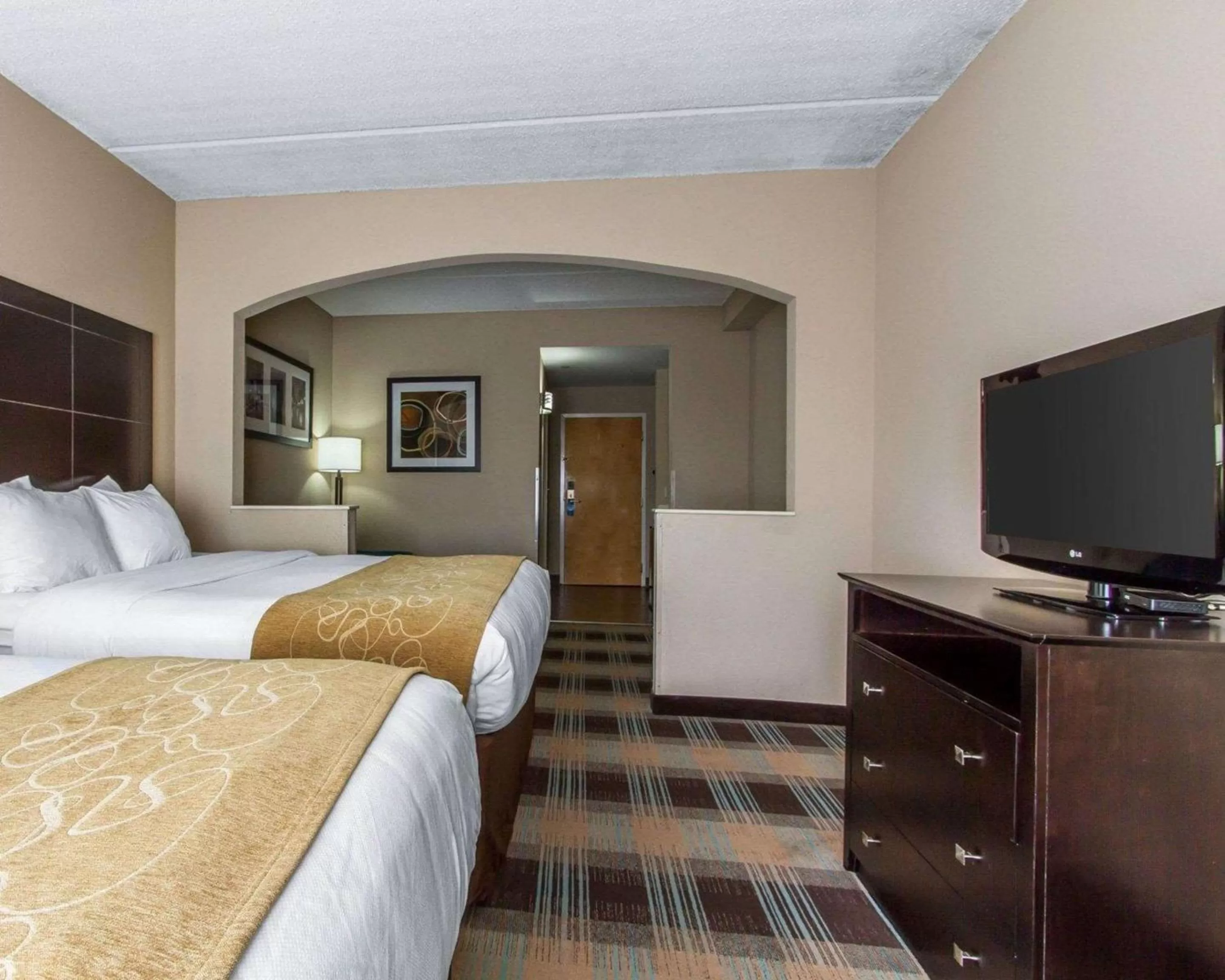 Photo of the whole room, Bed in Comfort Suites Kenner