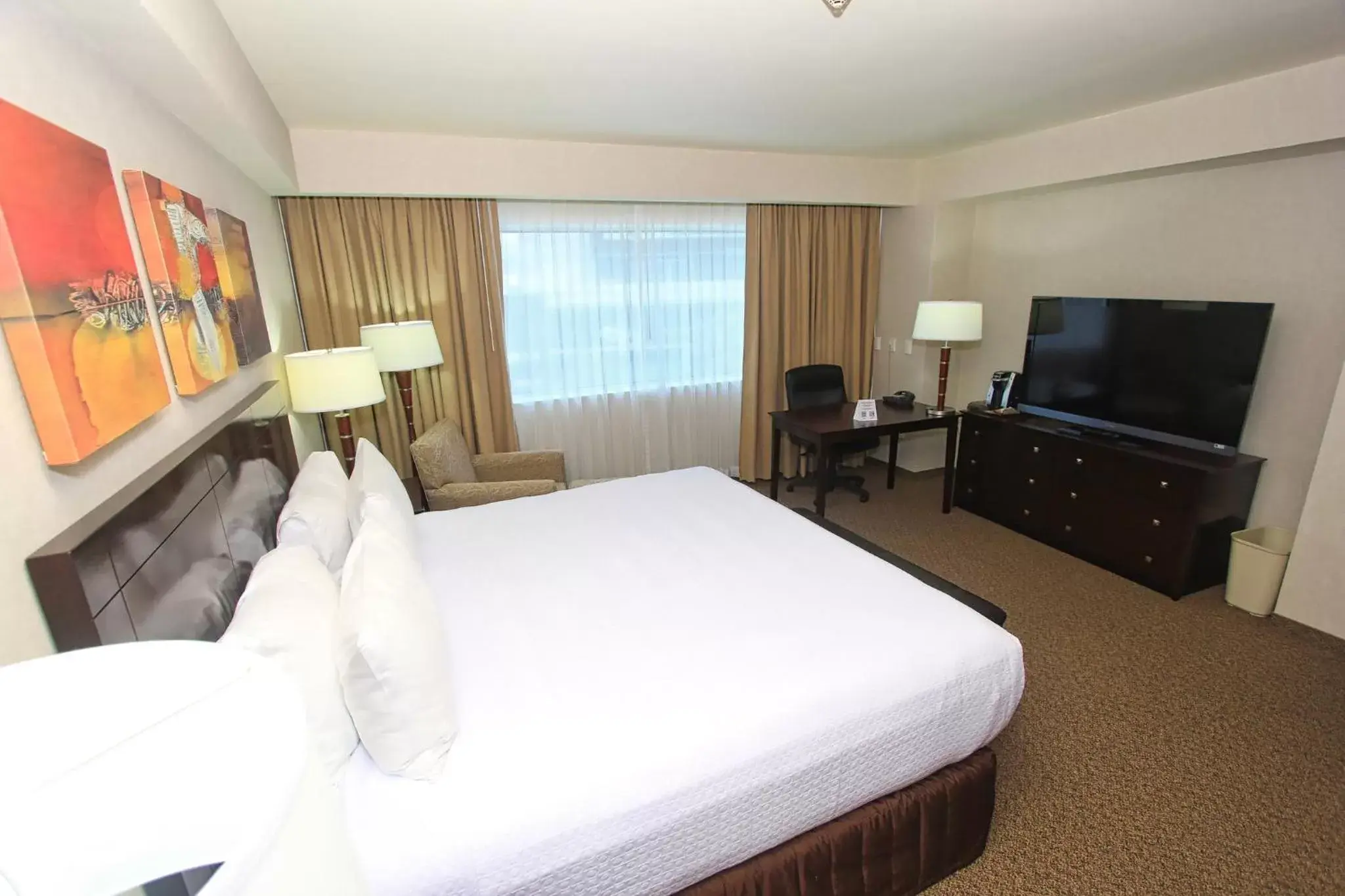 Photo of the whole room, Bed in Crowne Plaza Leon, an IHG Hotel