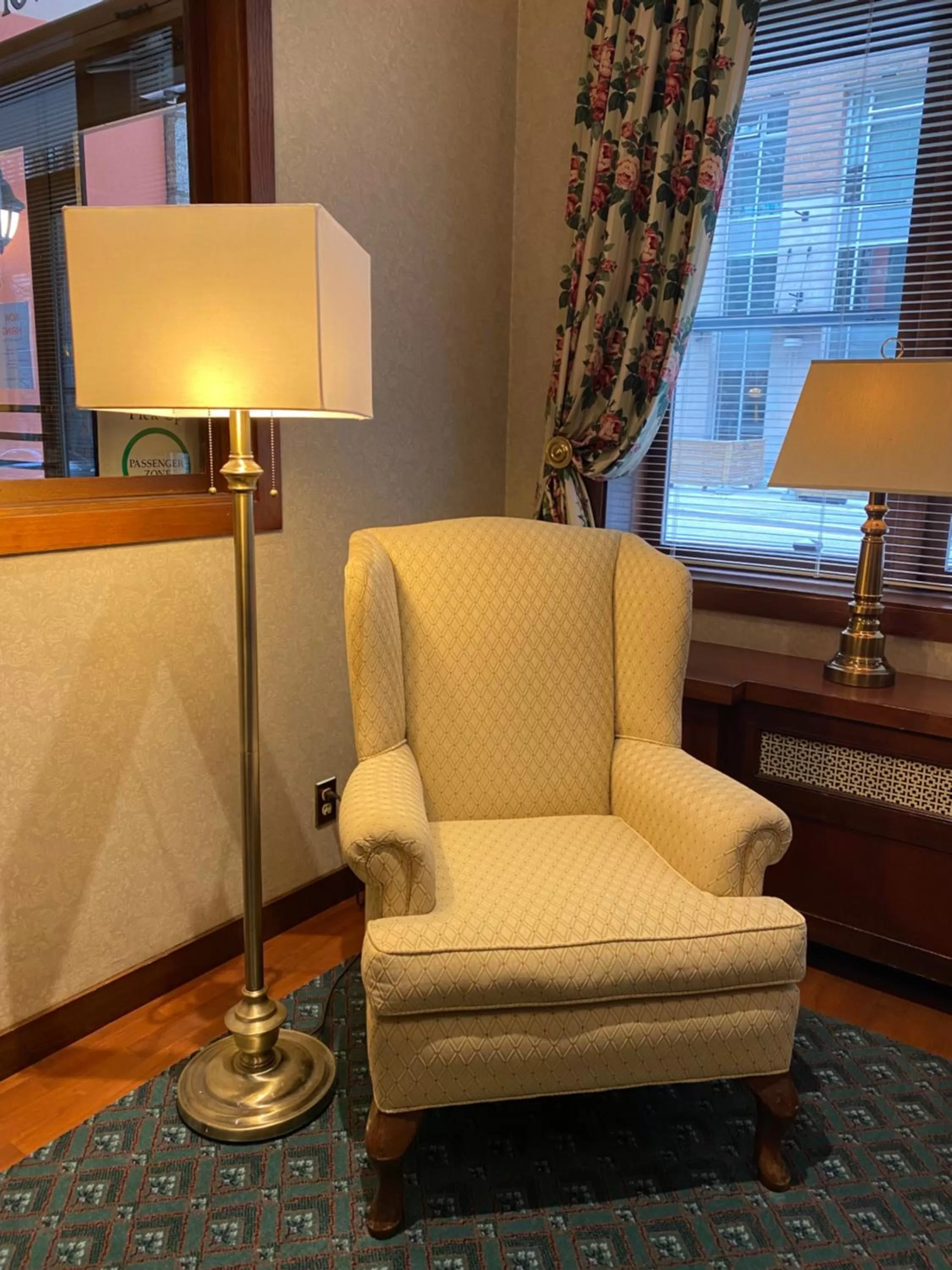 Communal lounge/ TV room in Kingston Hotel