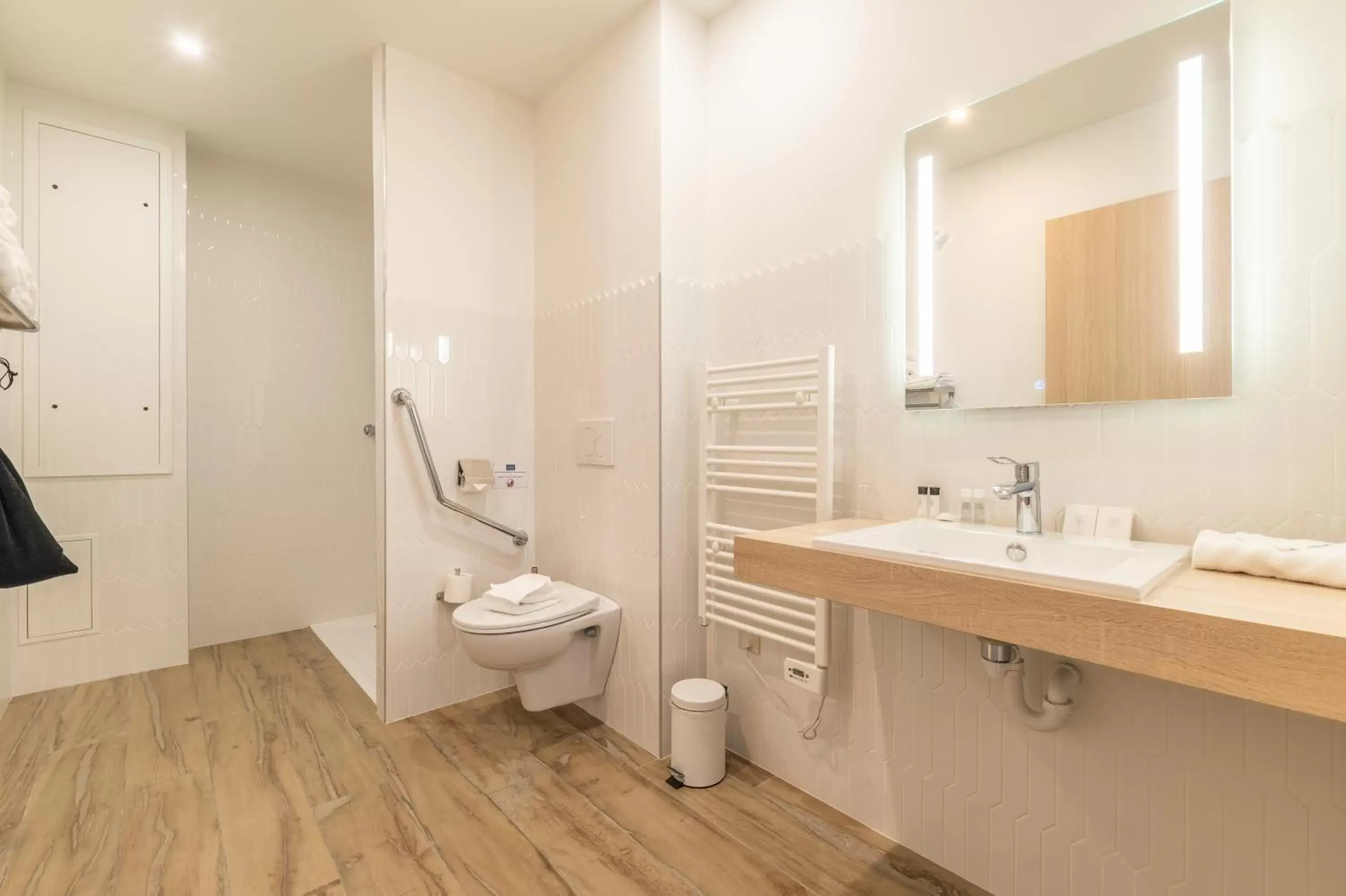 Shower, Bathroom in Hôtel Échappée en Baie - Parking privé gratuit