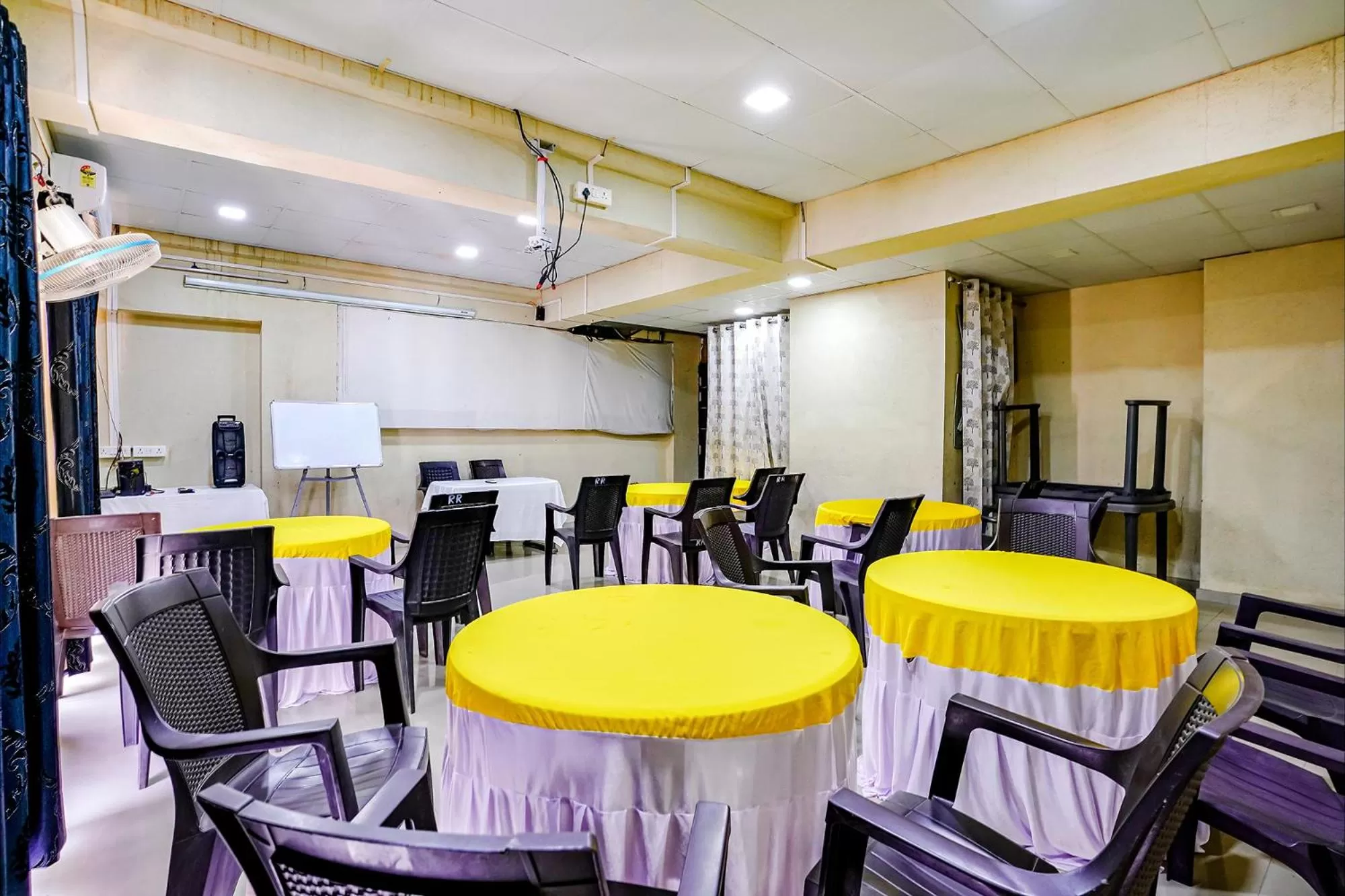 Restaurant/Places to Eat in FabHotel Ramjis Residency